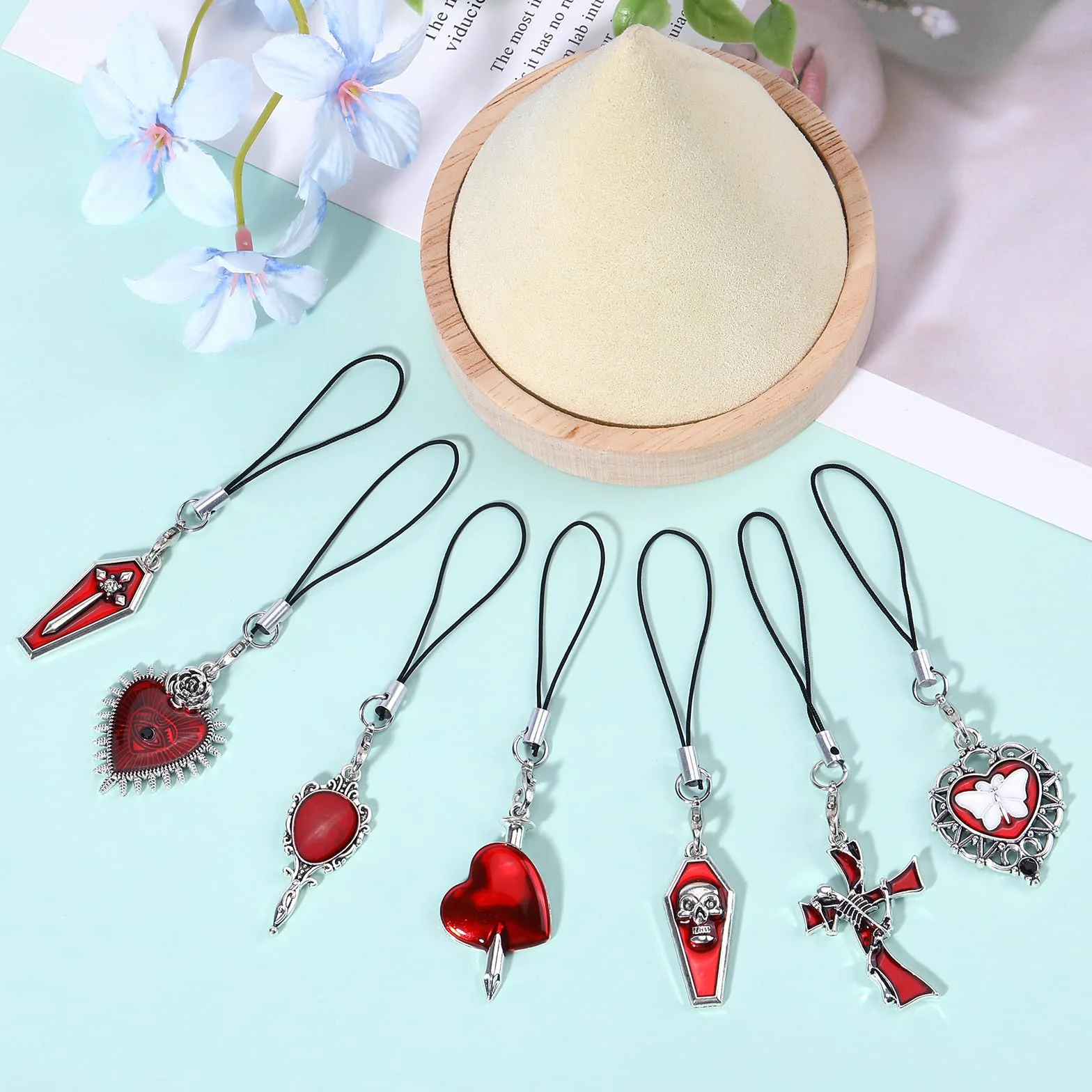 BEEFLYING 7Pcs Mignons Charms pour Téléphone Portable, Sangles de Charme de Cœur Gothique Kawaii pour Halloween,Pendentifs Esthétiques Y2K pour Téléphone Sac Porte-Clés Appareil Photo et Portefeuille