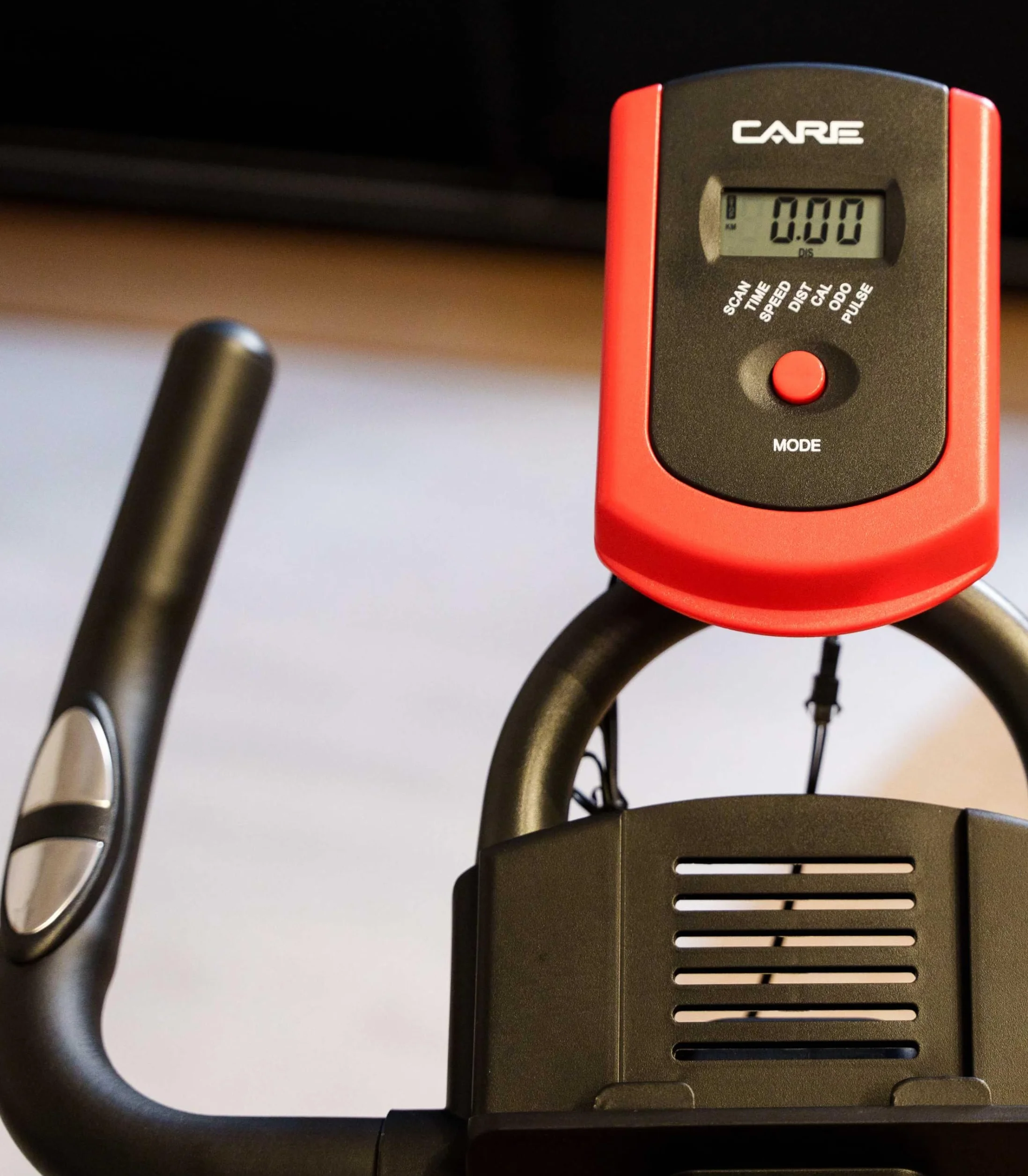CARE FITNESS Vélo de Biking Racing 470-475 Pédales Crantées et Sanglées Selle Guidon Triathlon Réglables