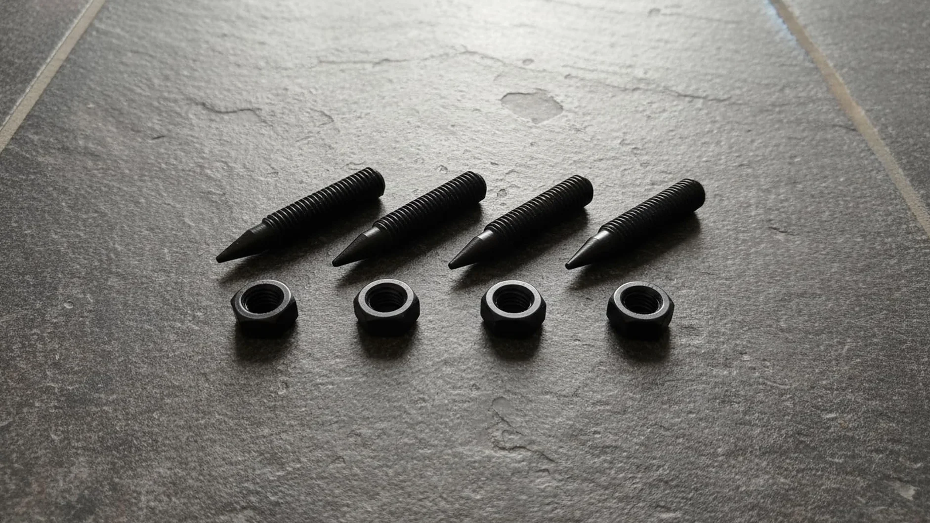 PrecisionGeek - M8 Pointes de Haut-Parleur (M8 x 45 mm | Acier Noirci) – Lot de 4 – Pointes HiFi Antivibrations et Pieds d’Isolation pour Enceintes, Amplificateurs, Caissons et Supports Audio