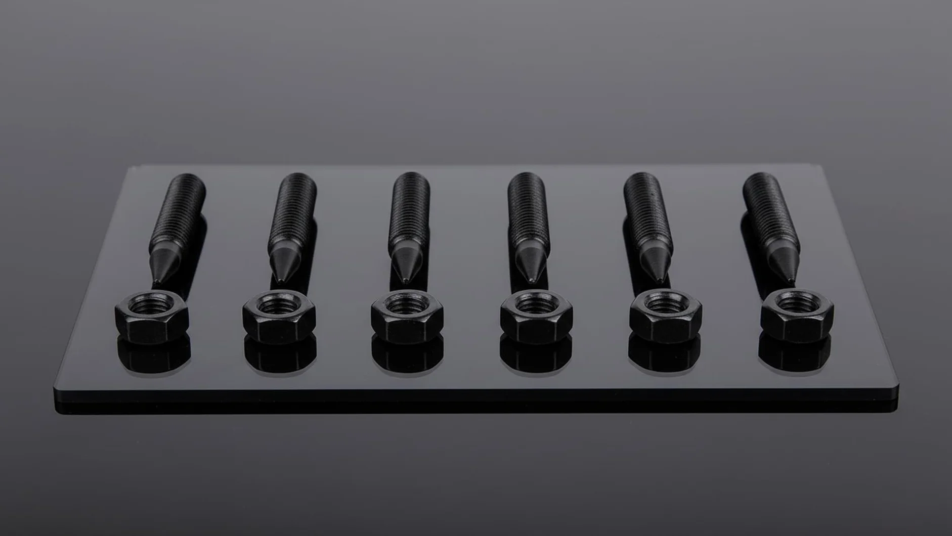 PrecisionGeek - M8 Pointes de Haut-Parleur (M8 x 45 mm | Acier Noirci) – Lot de 4 – Pointes HiFi Antivibrations et Pieds d’Isolation pour Enceintes, Amplificateurs, Caissons et Supports Audio