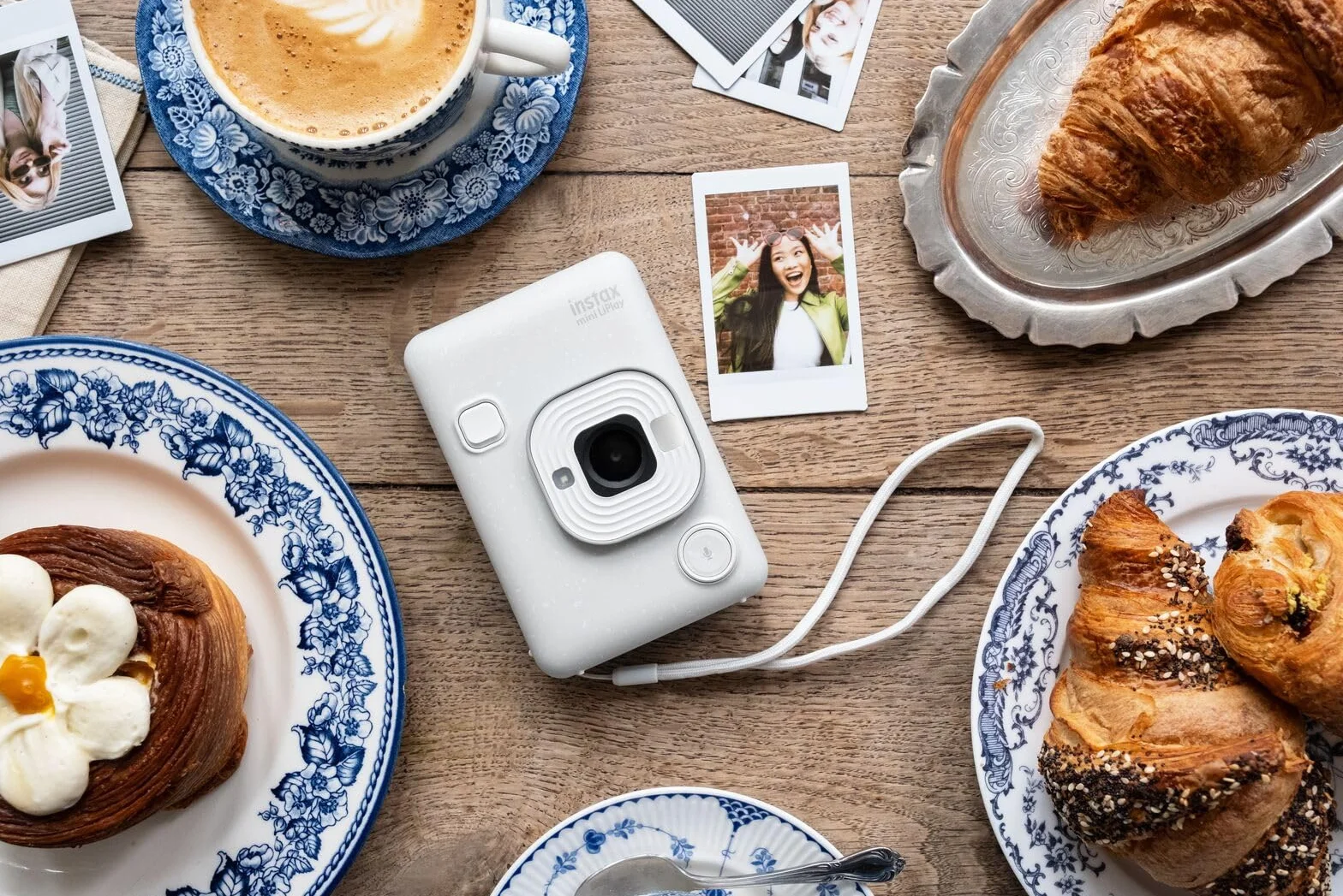 instax Appareil Photo instantané Hybride Mini LiPlay Blanc Vaporeux avec écran LCD arrière de 2,7 Pouces, Emplacement pour Carte Micro SD, Chargement USB Type-c, Film Vendu séparément
