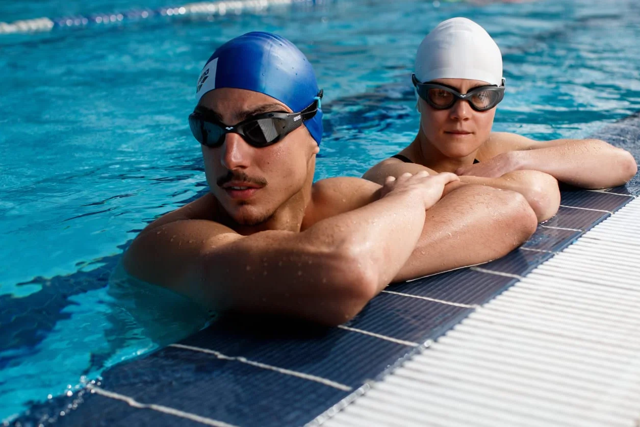 Arena Lunettes de Natation Adultes The One Antibuée Verres Larges Protection UV Pont Nez Auto-Ajustable