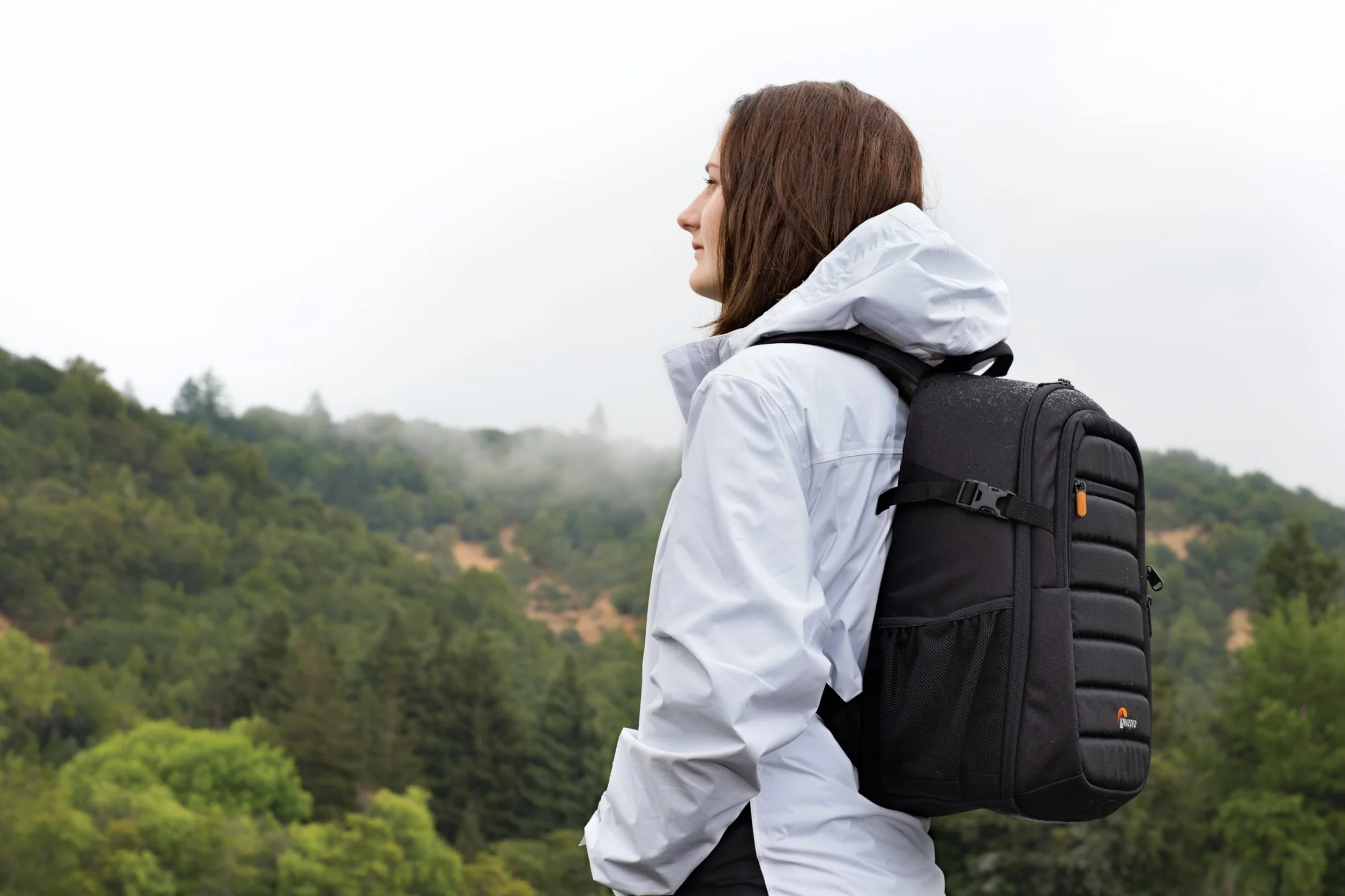 Lowepro Tahoe 150, Sac à dos pour appareil photo avec intérieur personnalisable, convient aux appareils DSLR avec objectif, objectif supplémentaire, tablette de 10 pouces, noir, LP36892-PWW