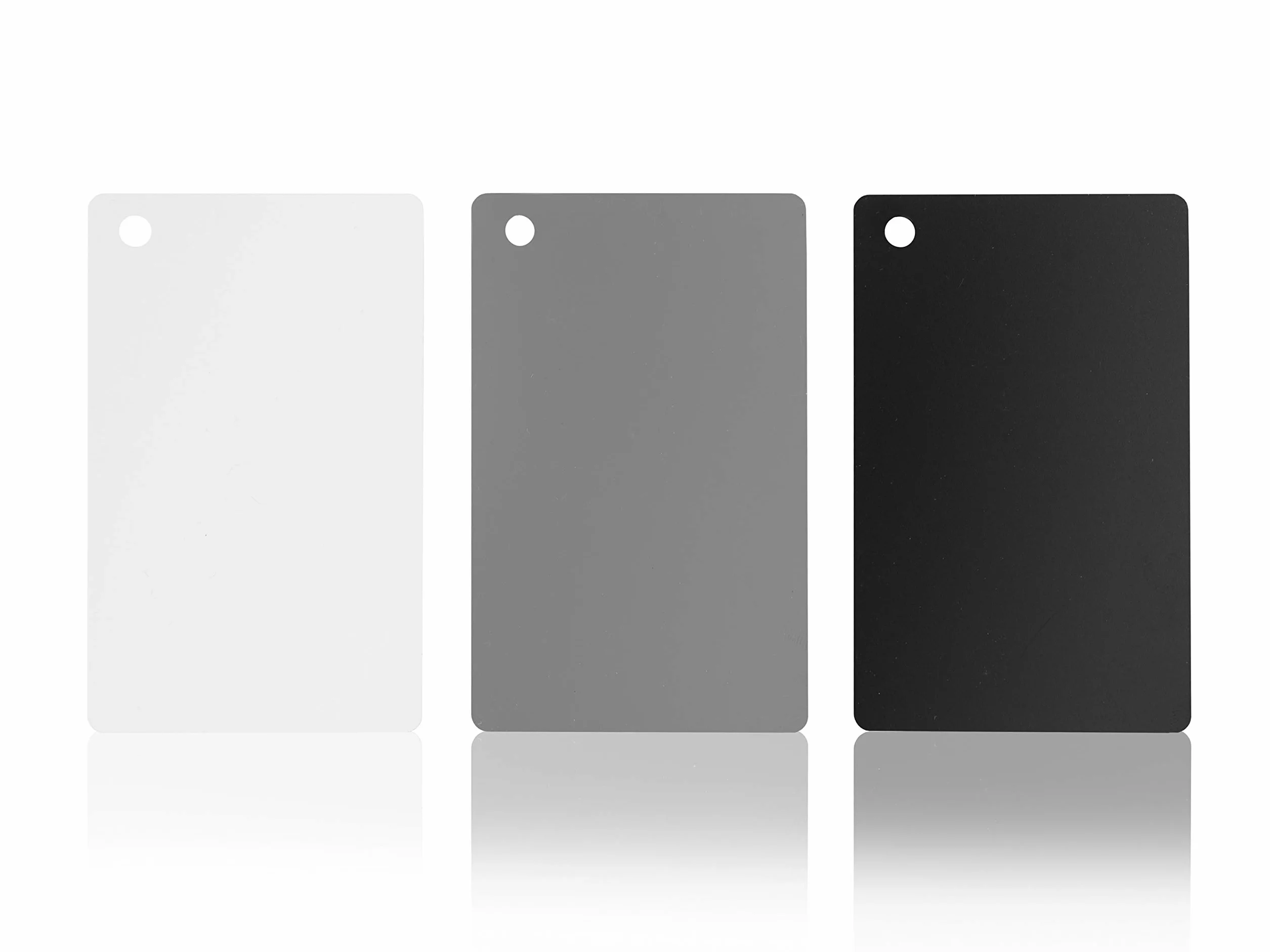 Grey Card. Carte Grise pour la Balance des Blancs Manuelle. Les Vraies Images Couleur en Photographie. en Format Carte bancaire avec Cordon de Transport.
