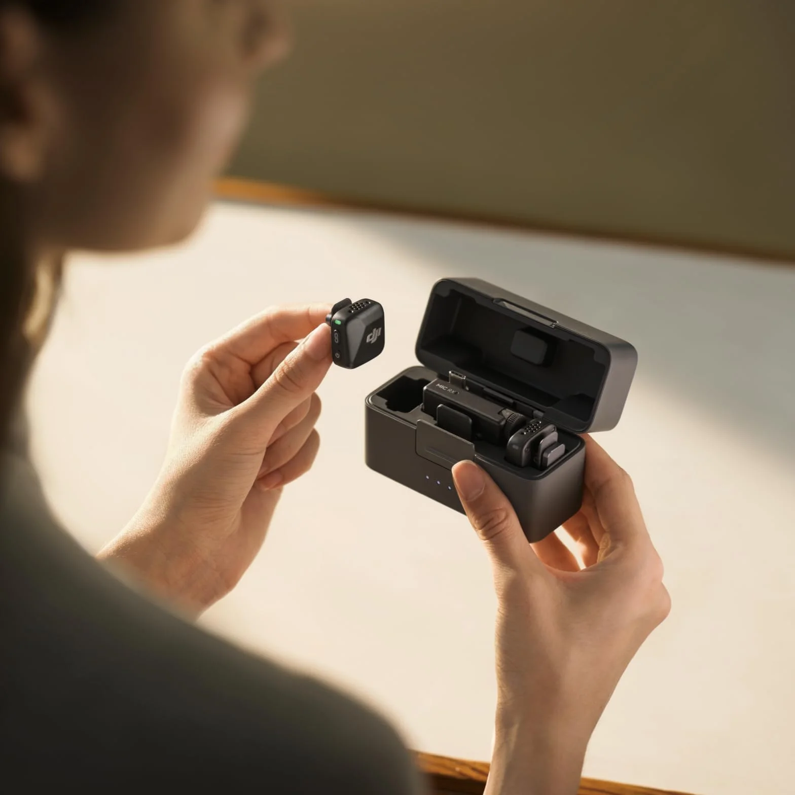 DJI Mic Mini (2 TX + 1 RX + Boîtier de Recharge), Ultra-léger, Audio de HQ, 48 h d’Utilisation, Annulation du Bruit, Limite Auto, Microphone sans Fil pour caméra/iPhone/Android, vlog, Streaming