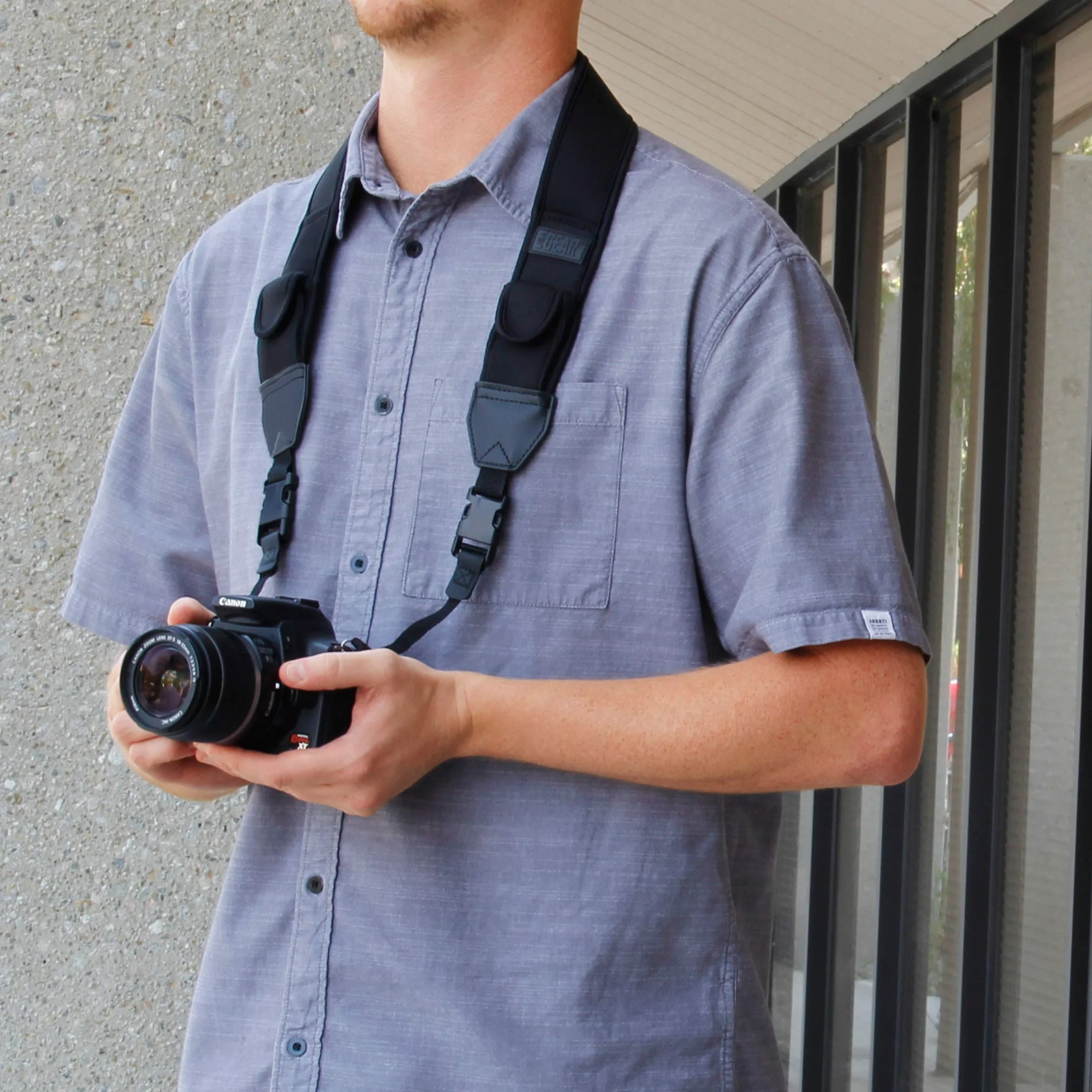 USA Gear TrueSHOT Sangle Appareil Photo Numérique DSLR/SLR, Courroie pour Réflex avec Pochettes de Rangement Rembourrées - Compatible avec Canon EOS, Nikon, Pentax et Plus - Noir