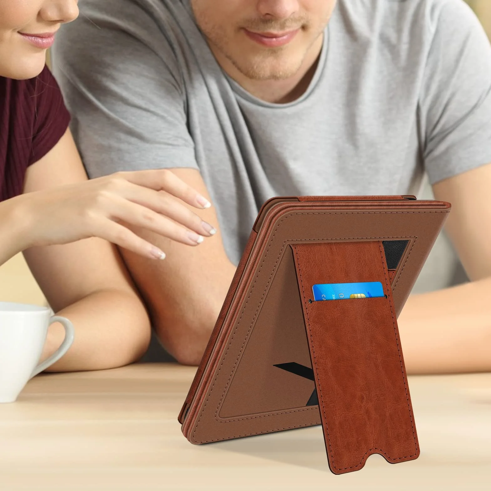 FINTIE Étui pour 6" Kindle (11e Génération, Modèle 2024/2022), Coque Fixation à Béquille Housse avec Fente pour Carte et Dragonne, Veille/Réveil Automatique, Marron Vintage
