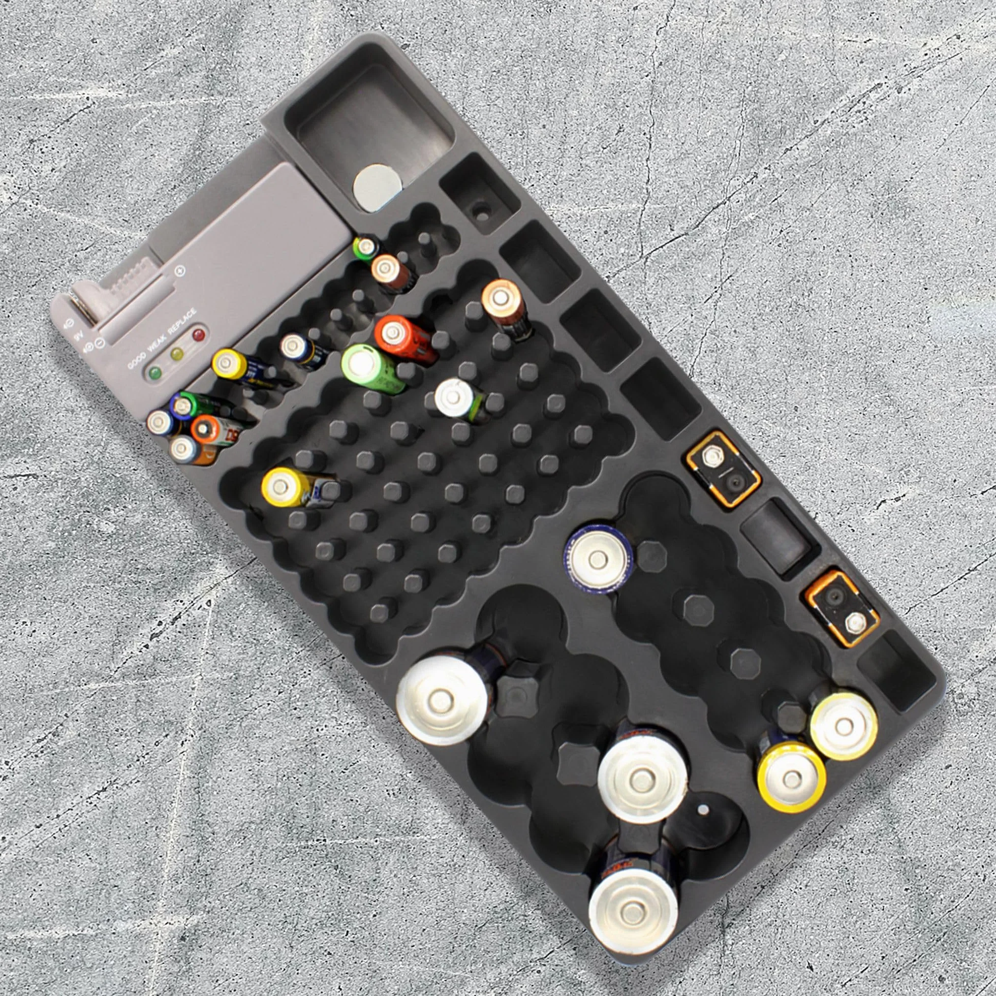 Boîte de Rangement Pour Piles - Capacité 98 Piles AA, AAA, 9V, C, D et Piles Bouton - Organisateur de Piles - Accrochable au Mur ou Tiroir - Avec Testeur de Piles Intégré - 35 x 17 CM - Noir