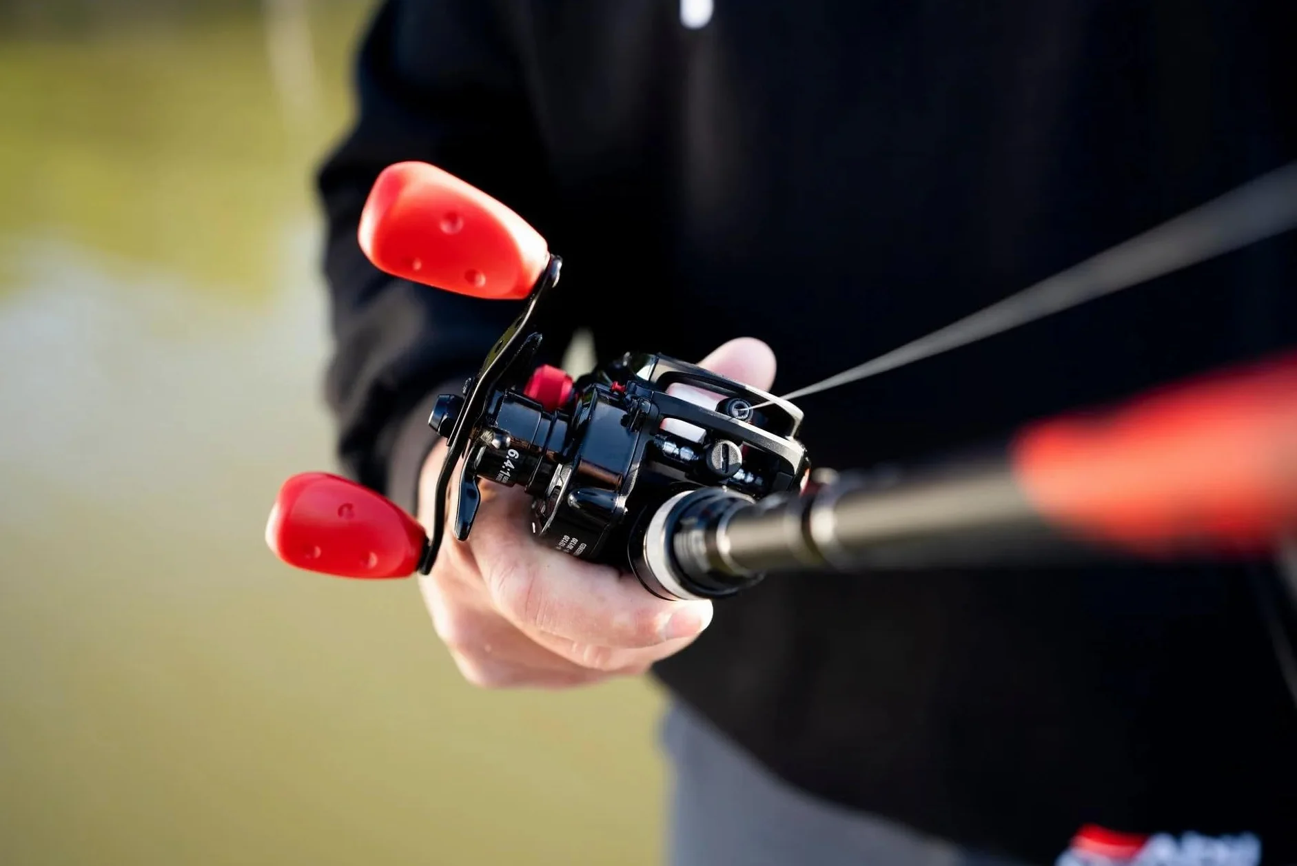 Abu Garcia Max® X Casting Combo | Canne à pêche et Moulinet Baitcast Profil Bas pour Brochet, Perche, Sandre | Noir/Rouge