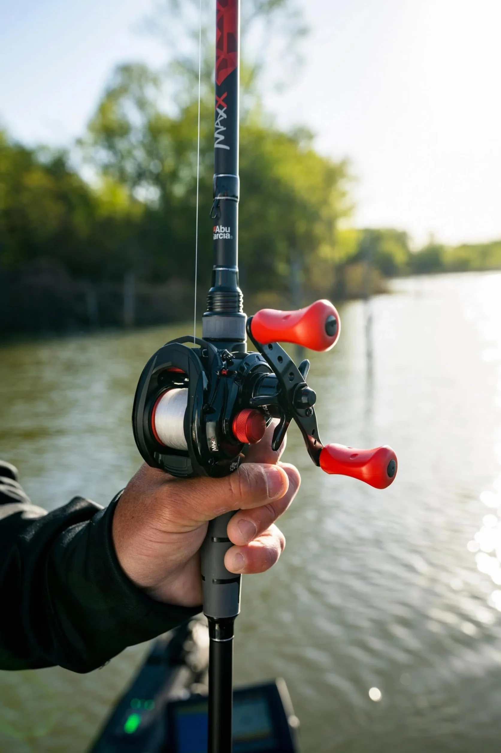 Abu Garcia Max® X Casting Combo | Canne à pêche et Moulinet Baitcast Profil Bas pour Brochet, Perche, Sandre | Noir/Rouge