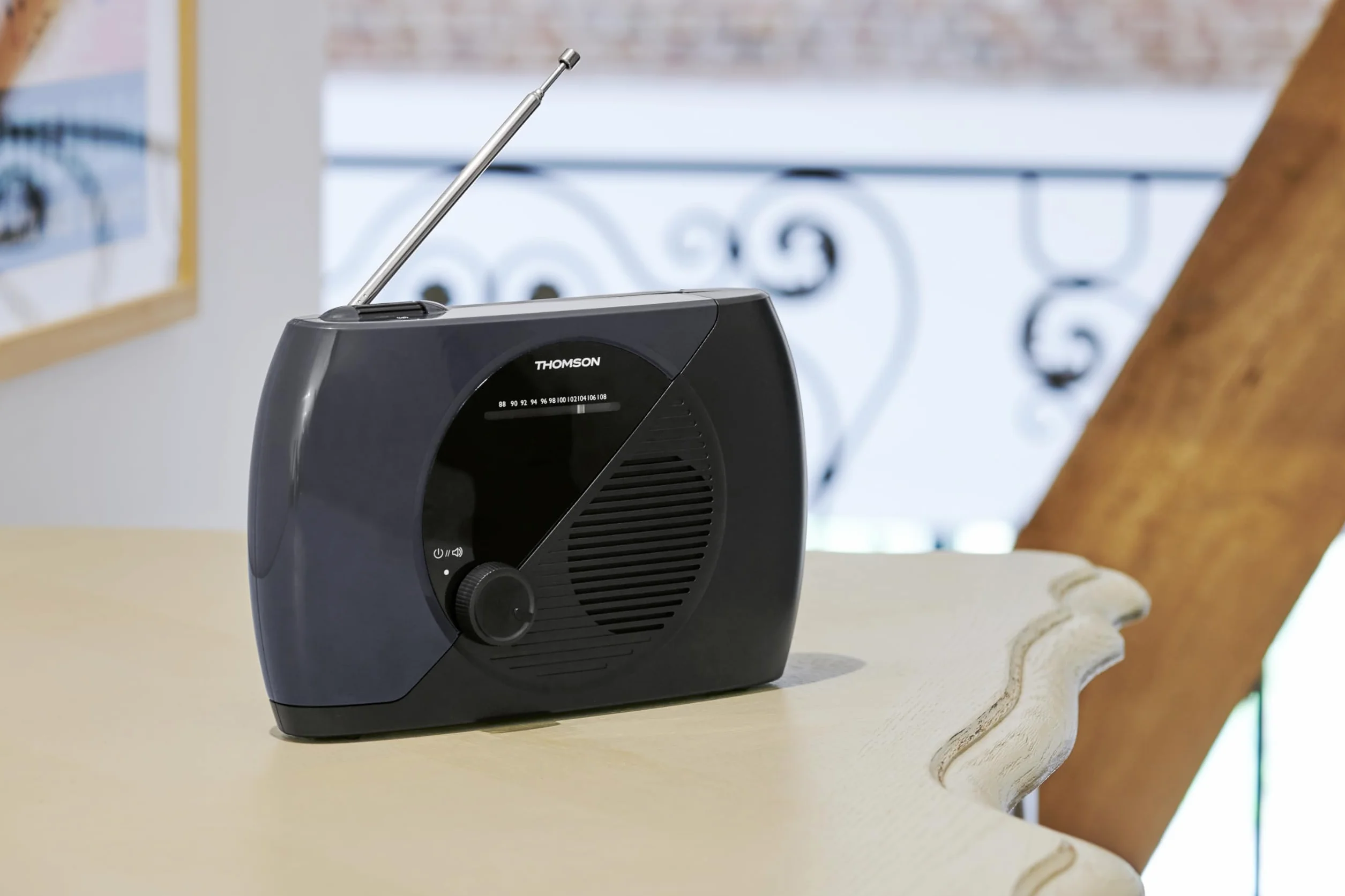 THOMSON Radio Portable FM, Tuner Analogique, Secteur ou Piles - Poste Compact pour Écoute En Tous Lieux, Couleur Bleu/Noir - RT350