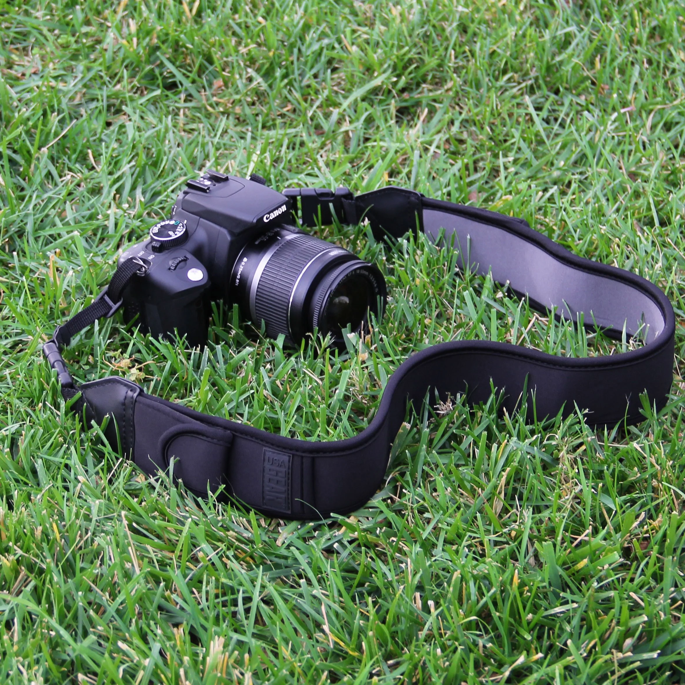 USA Gear TrueSHOT Sangle Appareil Photo Numérique DSLR/SLR, Courroie pour Réflex avec Pochettes de Rangement Rembourrées - Compatible avec Canon EOS, Nikon, Pentax et Plus - Noir