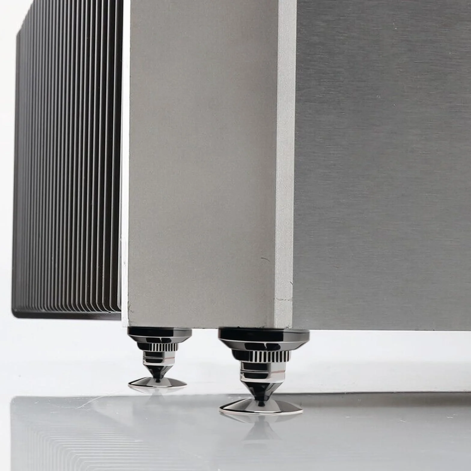 4 pièces pointes pour caisson de basses : pointes de haut-parleur avec 8 tapis antidérapants et 4 coussinets de base, support de haut-parleur anti-vibrations, hauteur non réglable, pics d'enceinte
