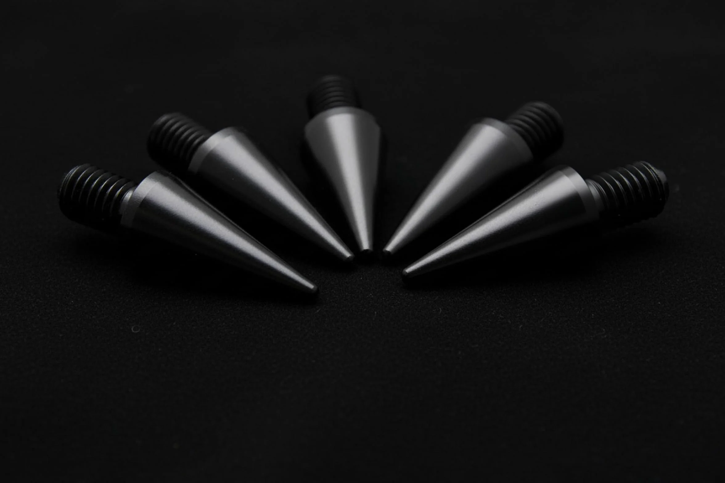PrecisionGeek Speaker Spikes M6 – Aluminium Noir Ø10 × 20 mm – Anti-Vibration – 4 pièces