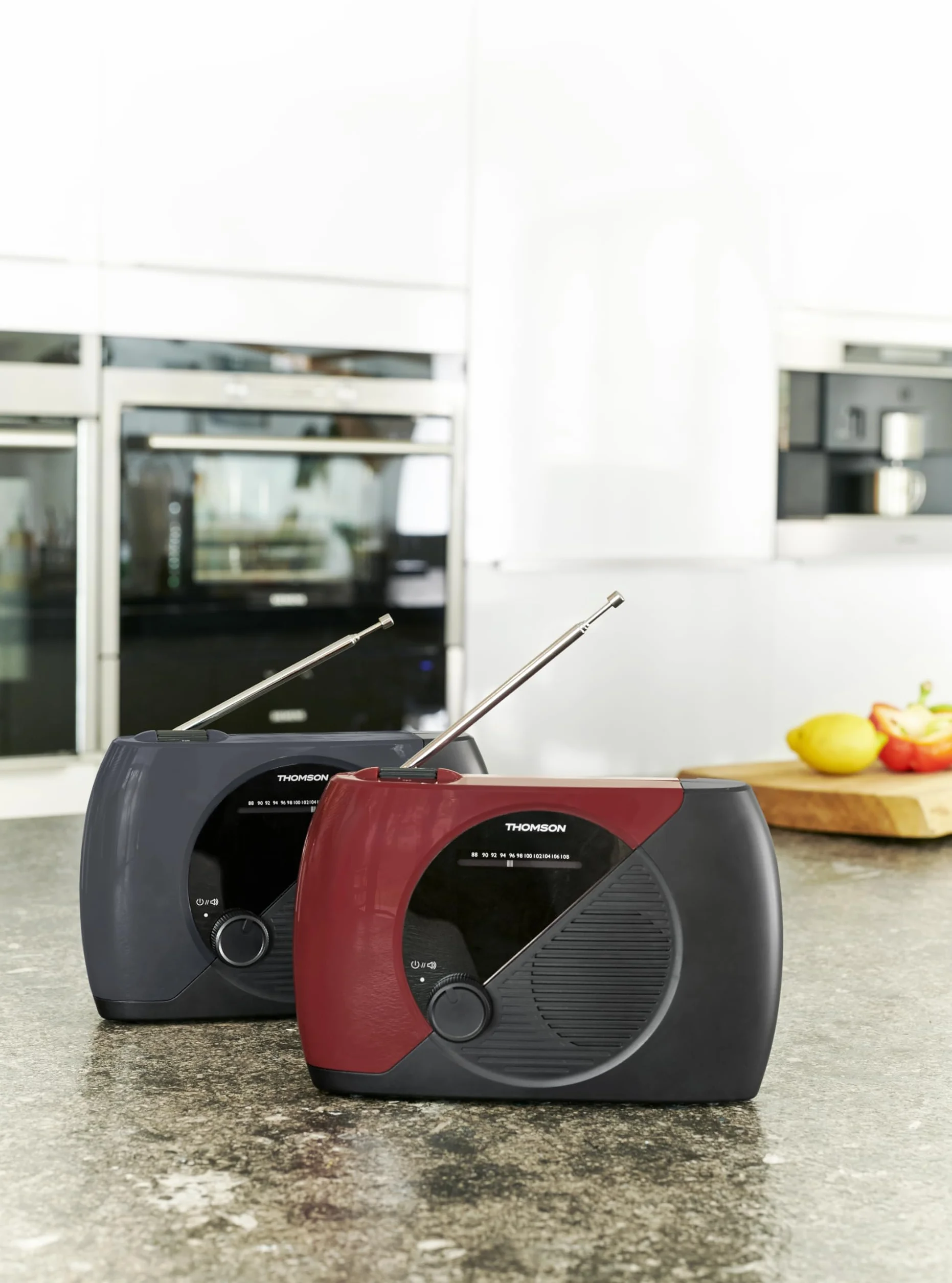 THOMSON Radio Portable FM, Tuner Analogique, Secteur ou Piles - Poste Compact pour Écoute En Tous Lieux, Couleur Bleu/Noir - RT350