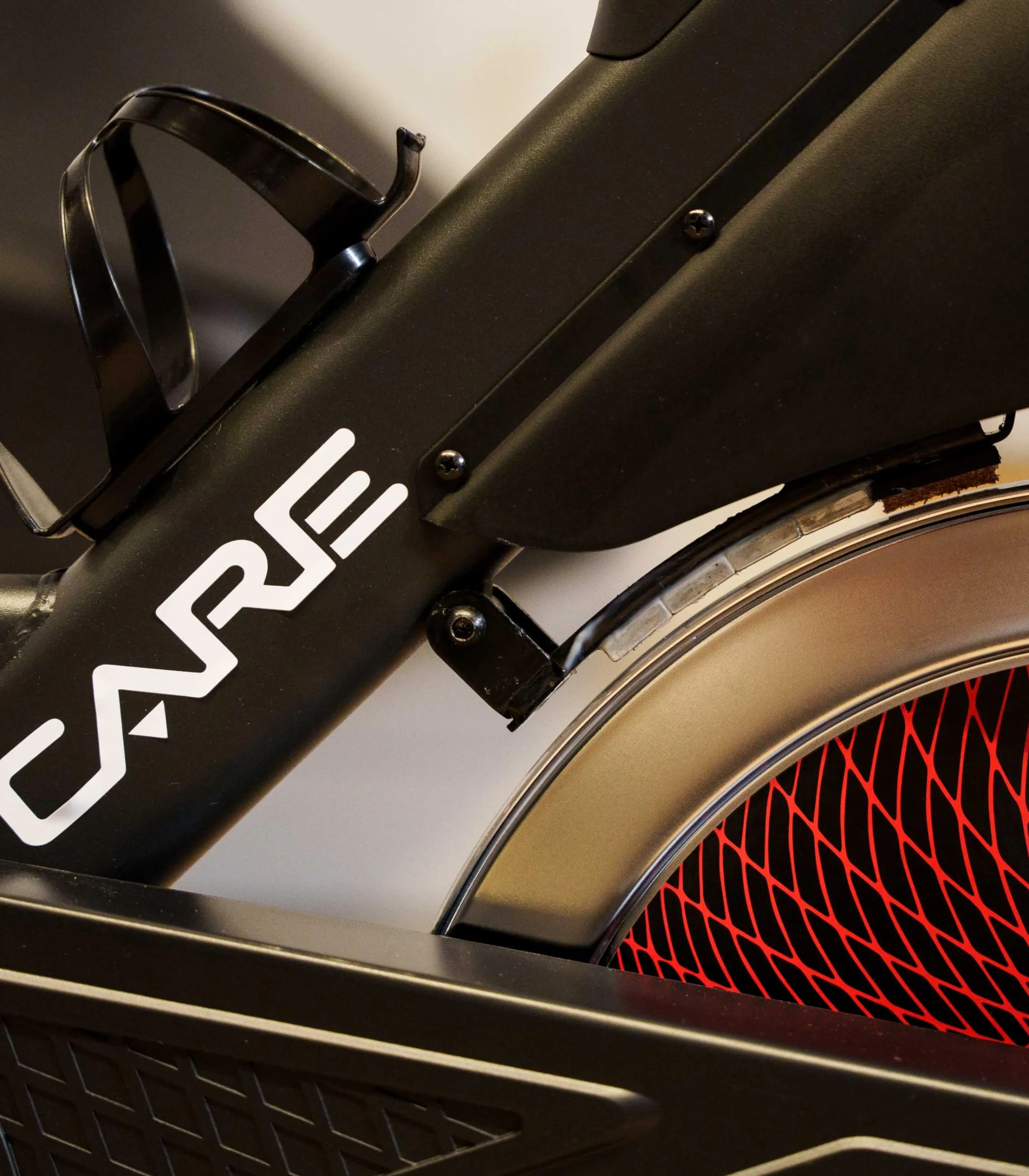 CARE FITNESS Vélo de Biking Racing 470-475 Pédales Crantées et Sanglées Selle Guidon Triathlon Réglables