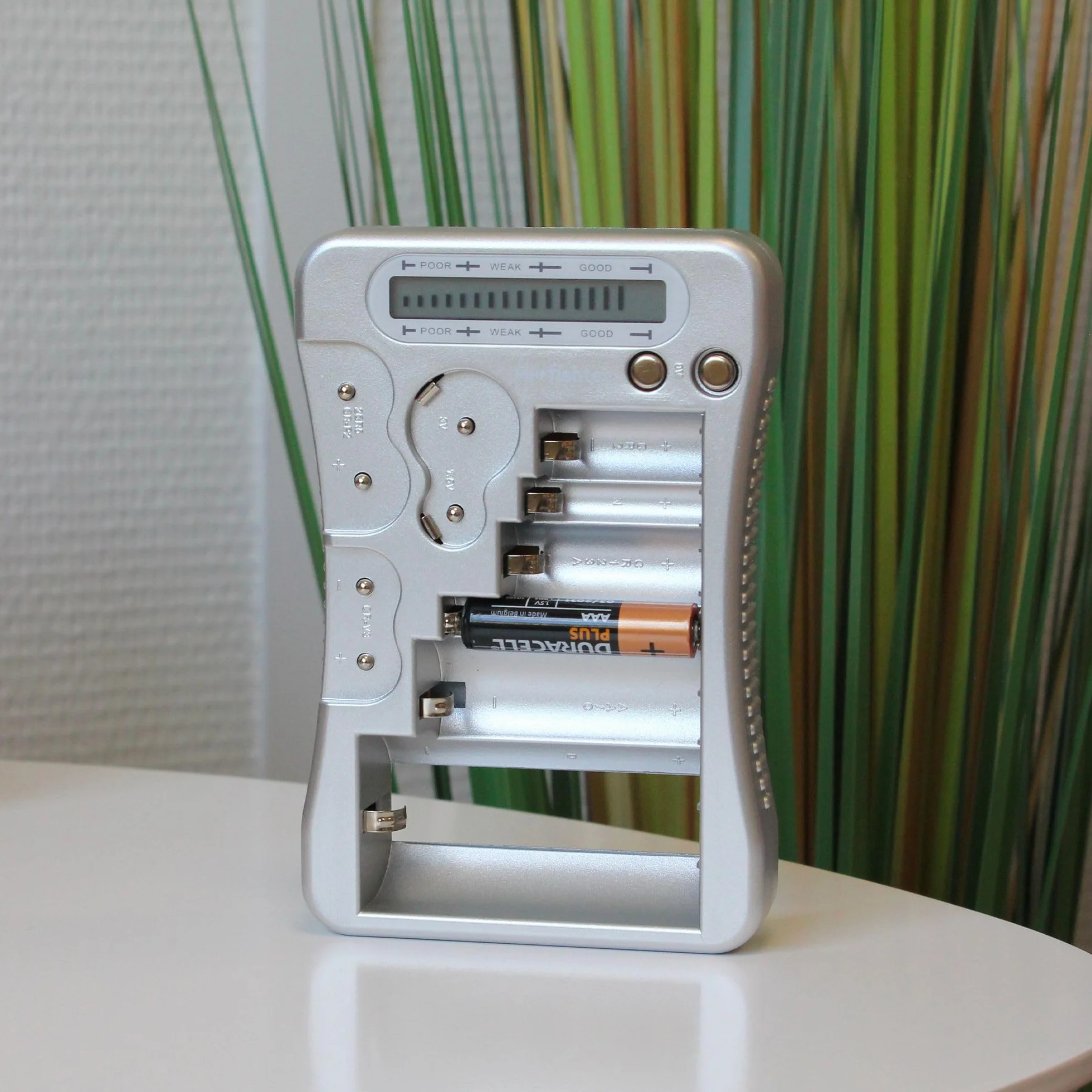 FISHTEC Testeur de Piles Universel Écran LCD 16 Barres AAA AA C D 9V Piles Bouton 1,5-3V Compact 11,9x8,8x2,3 cm