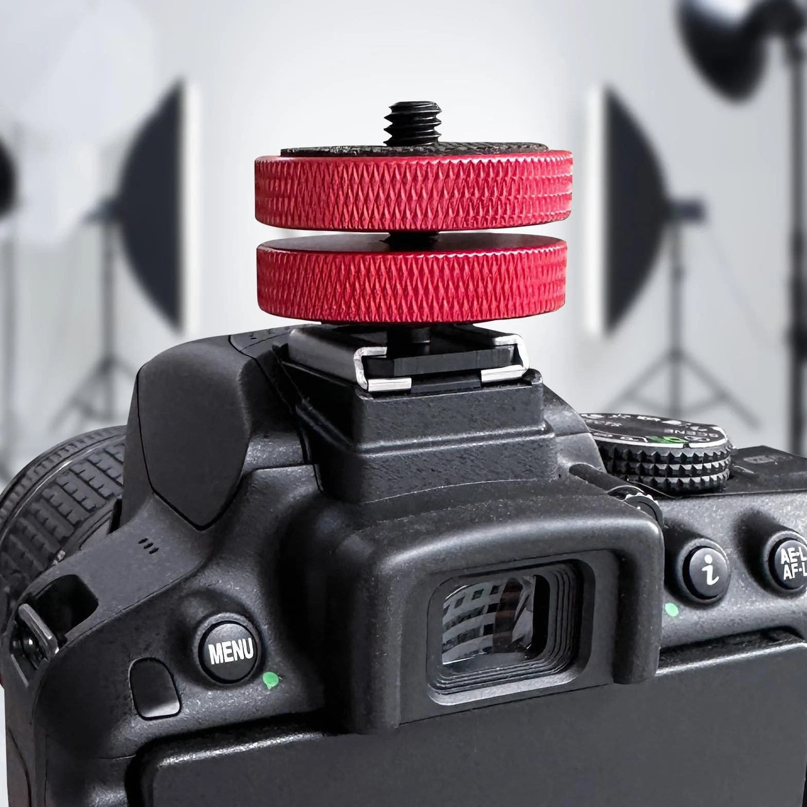 Adaptateur Griffe Flash vers 1/4"-20 Rouge – Écrou de Blocage Rond Élargi avec Patin en Caoutchouc Antidérapant – Support Griffe Froide Professionnel pour Moniteurs, Éclairages LED et Micros