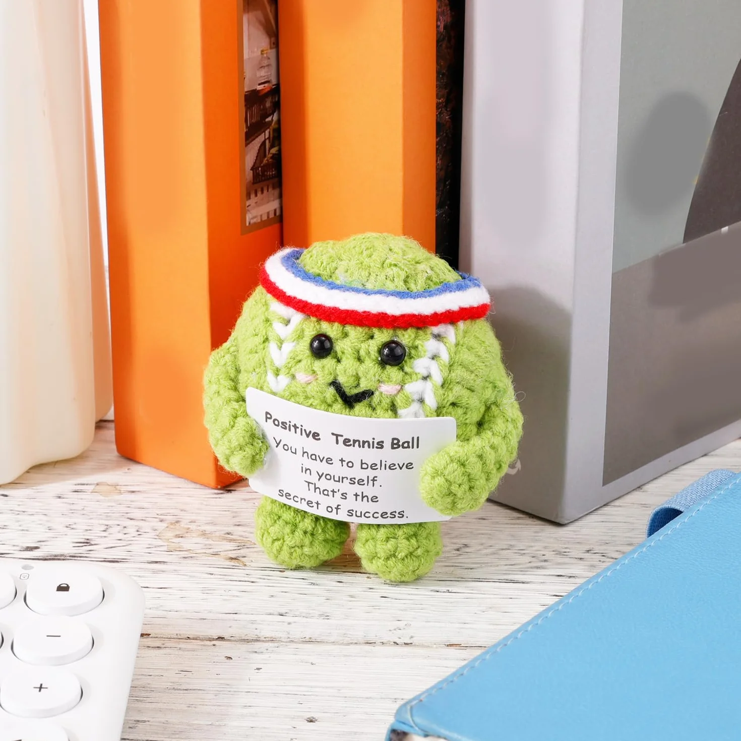 TOYMIS Balle de Tennis au Crochet Poupée Tricotée Positive Jouet avec Carte pour Amateurs de Sport
