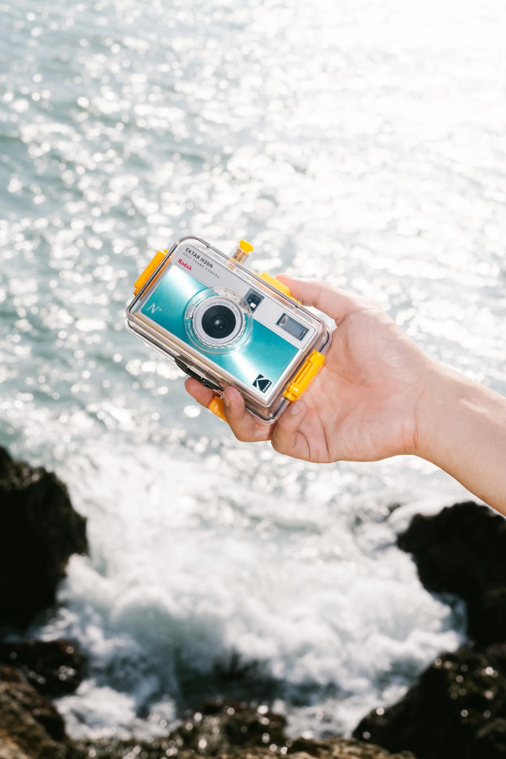 KODAK EKTAR H35N Kit Premium Appareil Photo Demi-Cadre, 35 mm, réutilisable, sans Mise au Point, Fonction Ampoule, Filtre étoile intégré, Objectif amélioré (Film et Pile AAA Non Inclus) (Noir rayé)