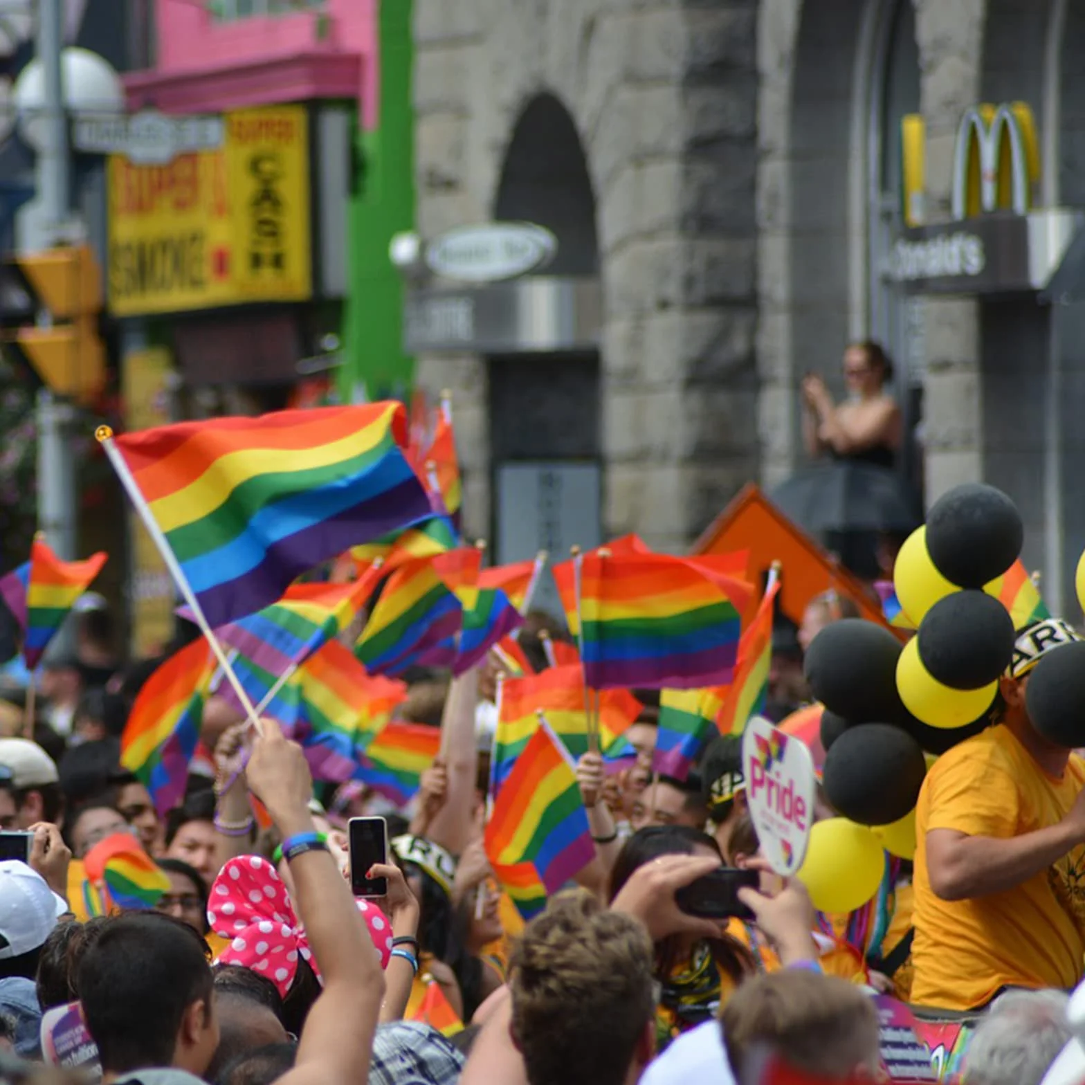 60 Pièces Petit Drapeau Arc En Ciel pour Marche des Fiertés Pride LGBT LGBTQIA+