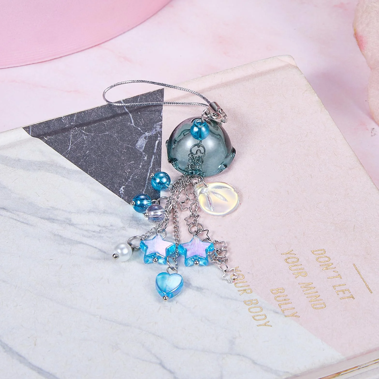BEEFLYING Breloque Telephone Carillon à Vent Bleu, Bijoux Méduse Kawaii Pendentif Franges pour Étuis Téléphone Sac Porte-clés