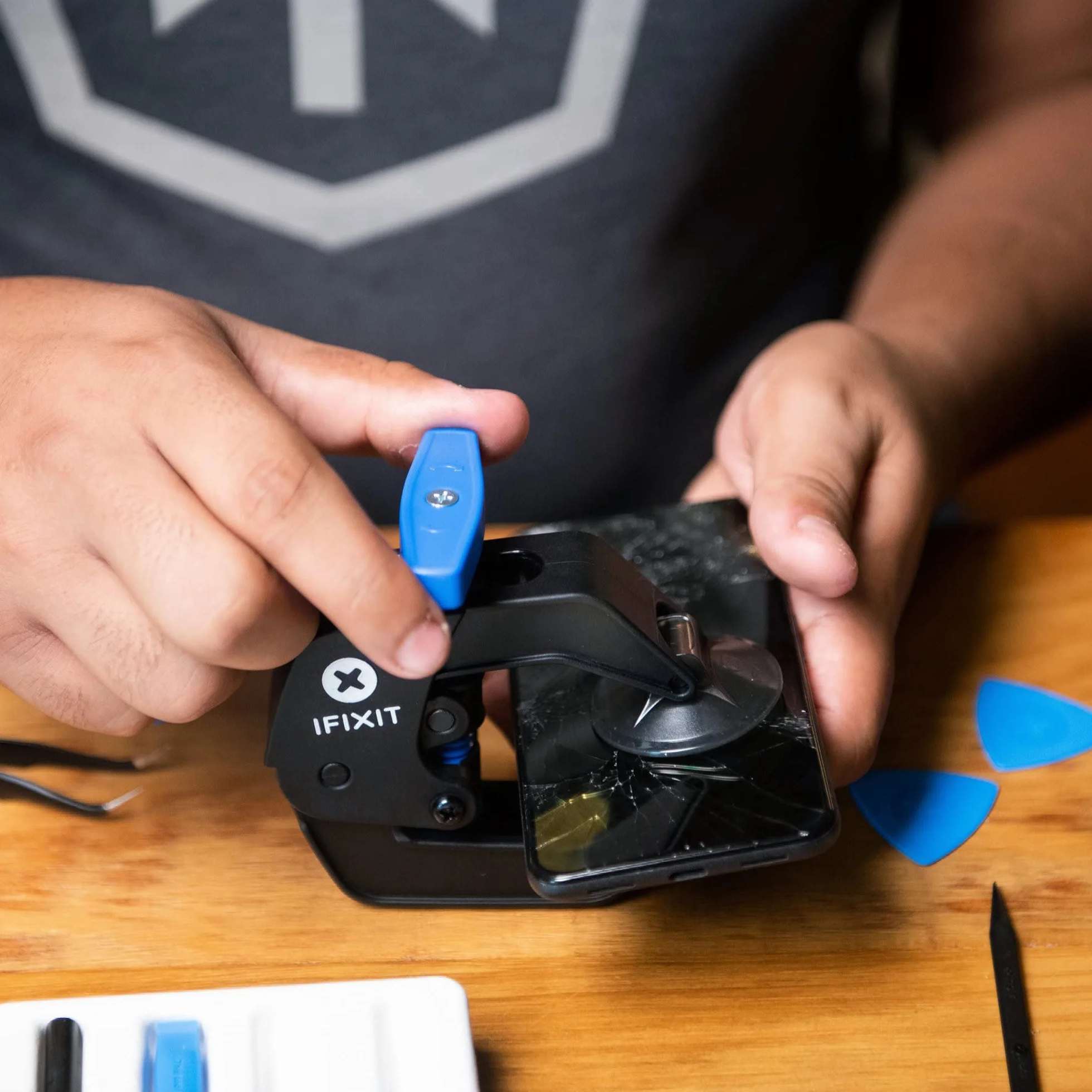 iFixit Anti-Clamp, pince avec ventouses pour ouvrir téléphone portable, tablette & Co., pince à ventouse, outil pour séparer les composants collés