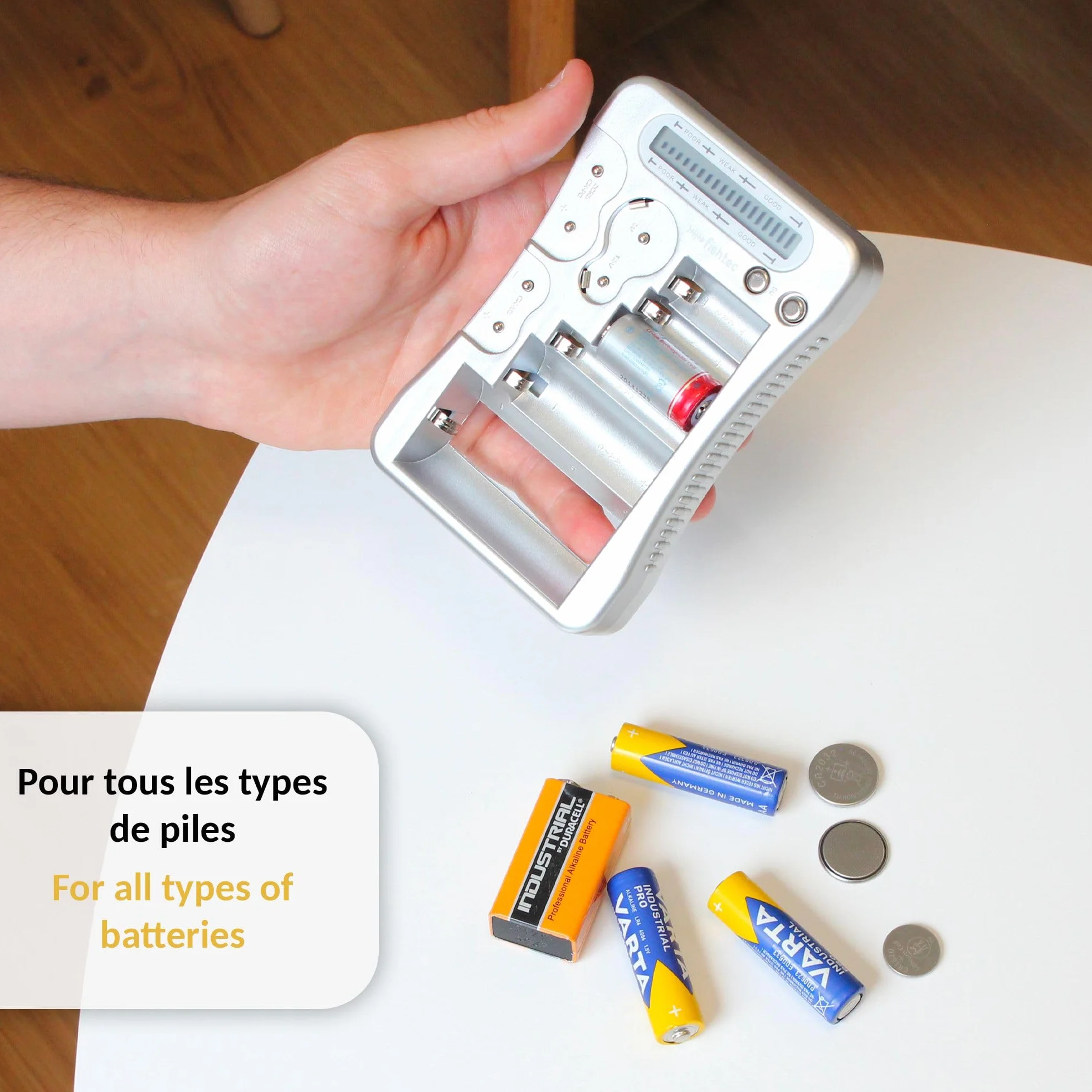 FISHTEC Testeur de Piles Universel Écran LCD 16 Barres AAA AA C D 9V Piles Bouton 1,5-3V Compact 11,9x8,8x2,3 cm