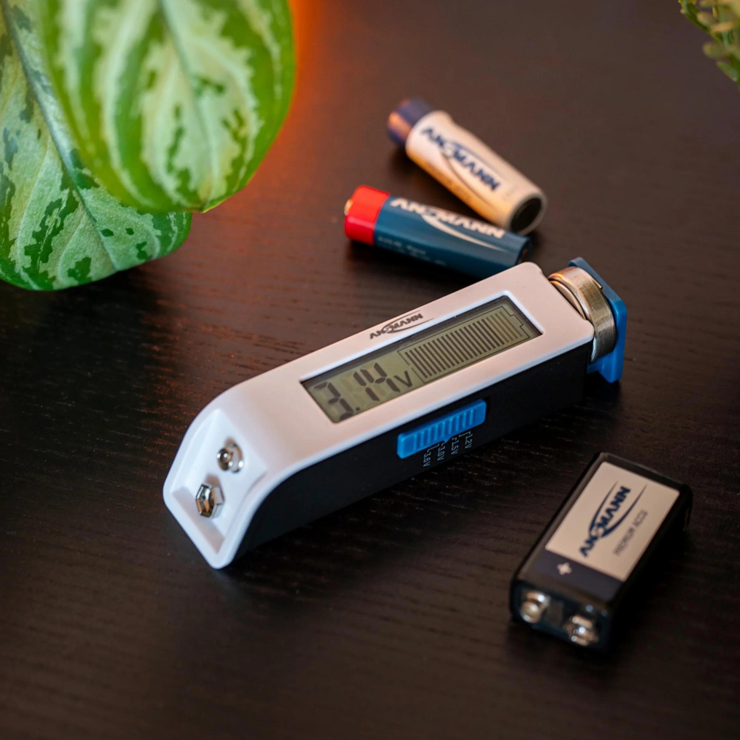 ANSMANN Testeur de piles pour piles rechargeables, piles & piles bouton au lithium usuelles (plus grandes que 2025) résultats précis sur écran LCD, test rapide & facile, Comfort Check compact