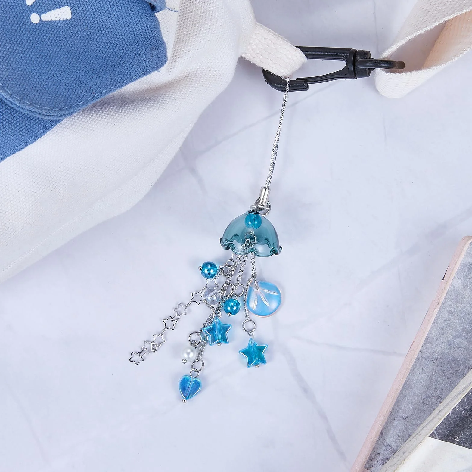 BEEFLYING Breloque Telephone Carillon à Vent Bleu, Bijoux Méduse Kawaii Pendentif Franges pour Étuis Téléphone Sac Porte-clés