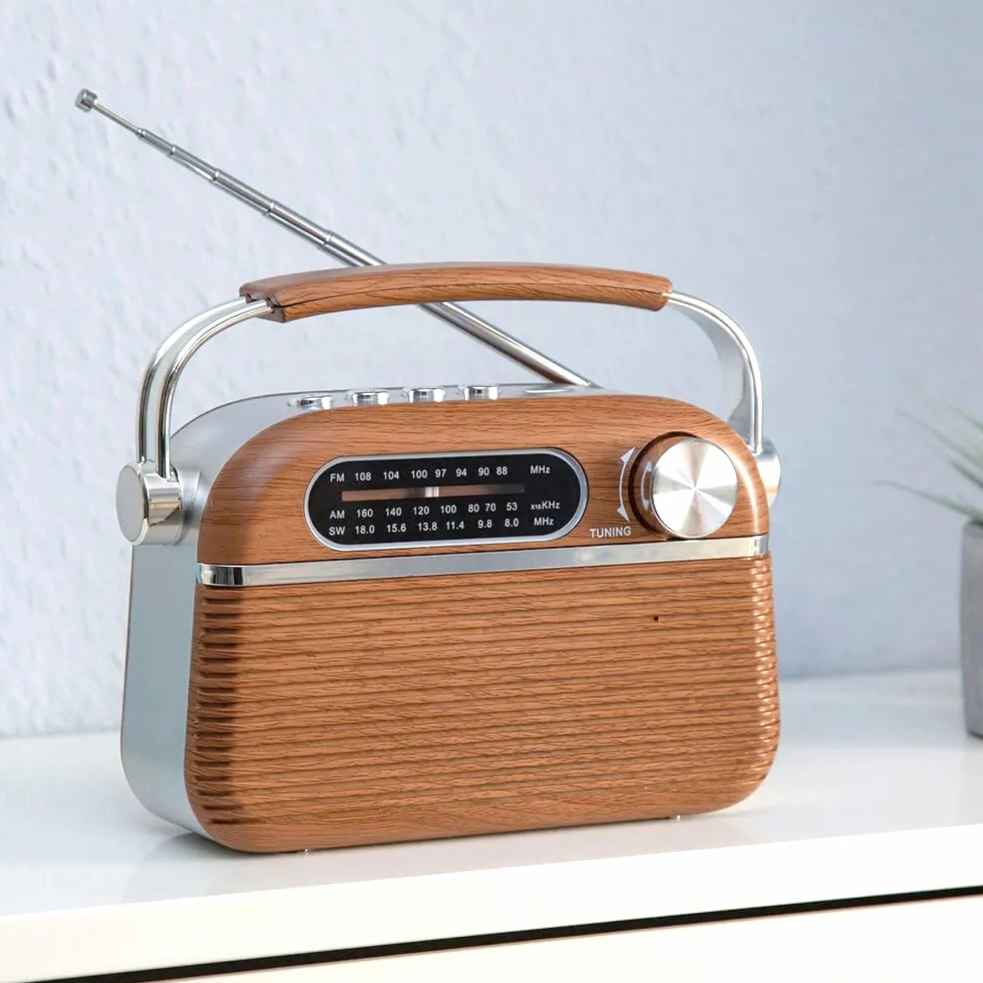 FISHTEC Radio Vintage Années 60 FM AM SW Lecteur MP3 USB Micro SD Design Bois INOX Antenne Rétractable Secteur Piles LR20 20.5x12.5x8 cm Compacte Portable