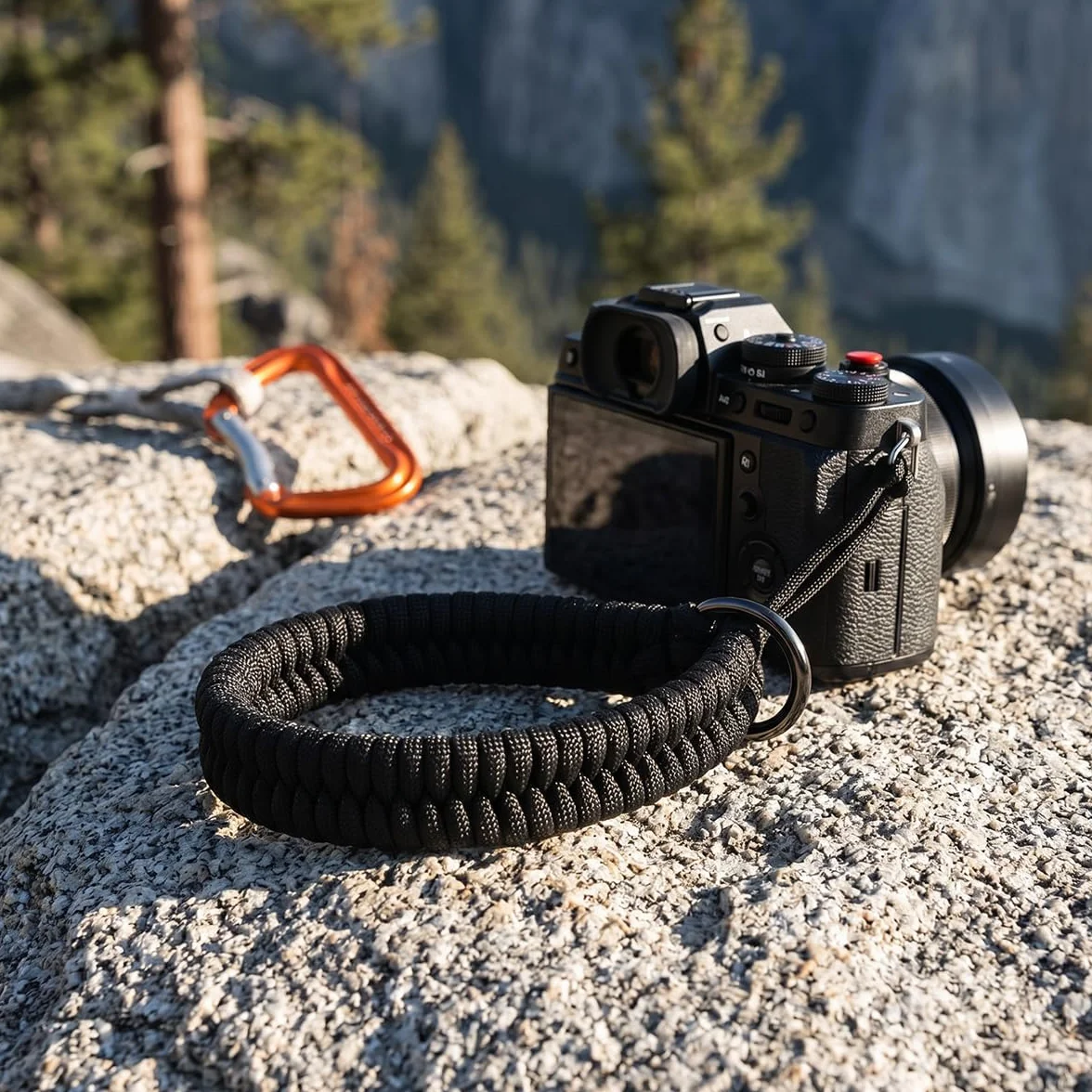 Dragonne Appareil Photo en Paracord 550, Noir Sangle de Poignet pour Appareil Photo, avec Anneaux en D, Compatible avec DSLR, Action Cam et Compact, Accessoire Sécurisé pour Photographie en Plein Air