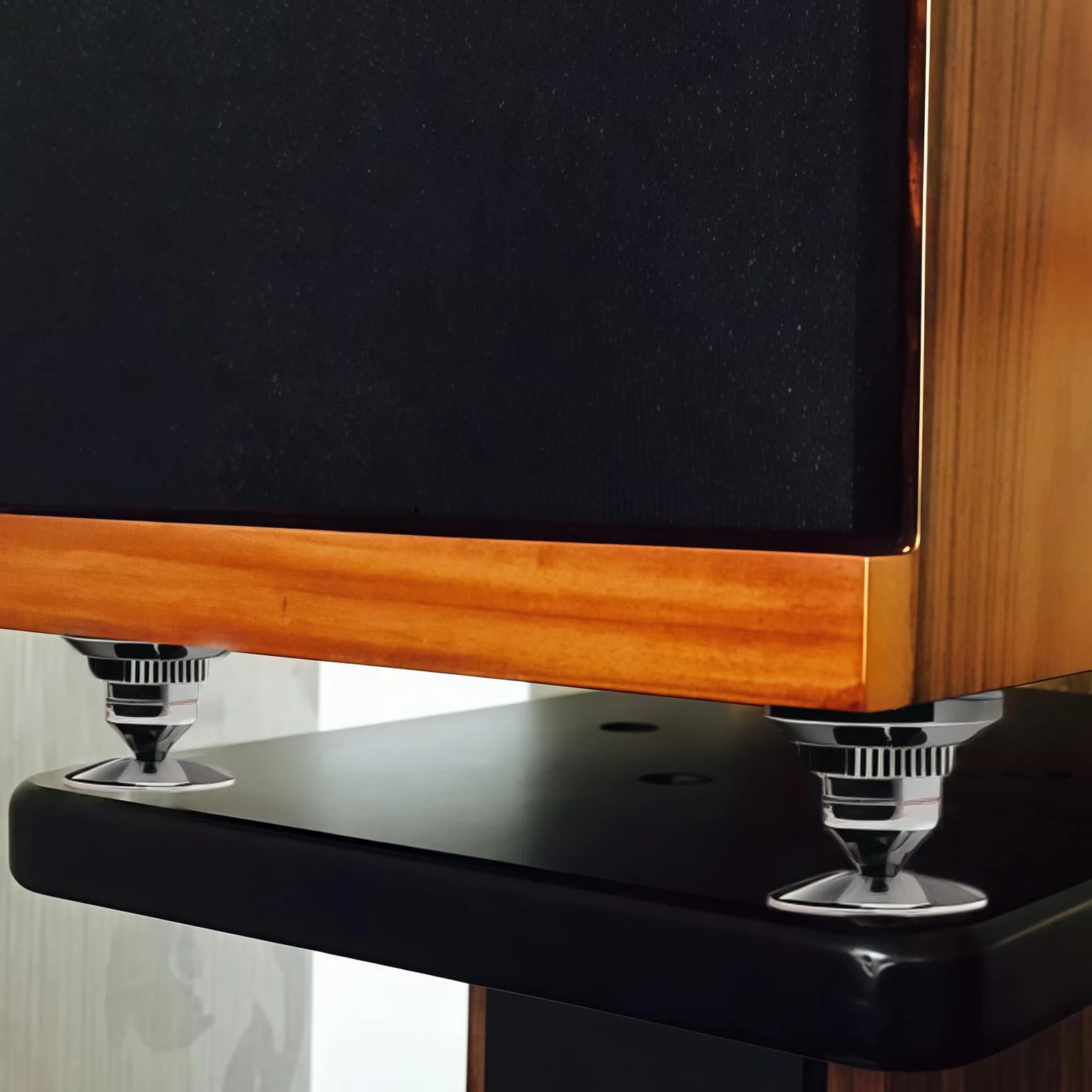 4 pièces pointes pour caisson de basses : pointes de haut-parleur avec 8 tapis antidérapants et 4 coussinets de base, support de haut-parleur anti-vibrations, hauteur non réglable, pics d'enceinte
