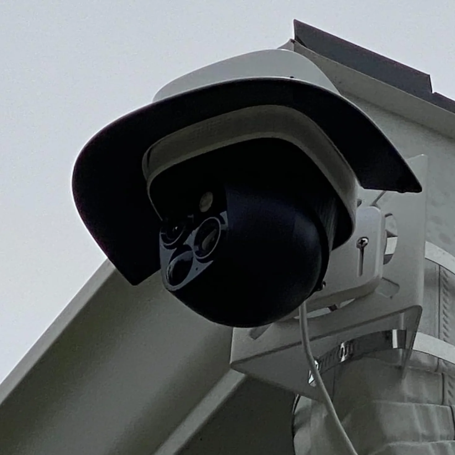 Lonnky Housse de protection contre la pluie pour appareil photo eufy SoloCam S340 - Résistante aux intempéries - Protection solaire pour caméra extérieure - Protège contre la pluie, les rayons UV et