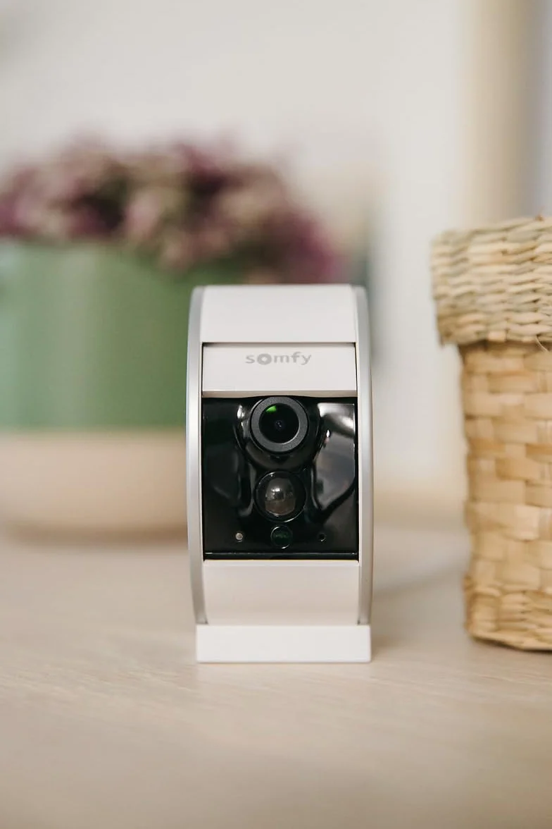 somfy 2401507 - Indoor Camera, Caméras avec volet motorisé, Compatible : Alexa, Google Home et Tahoma, Vision Nocturne, Détection de Mouvement, Grand Angle, Enregistrements vidéo, Haut-Parleur