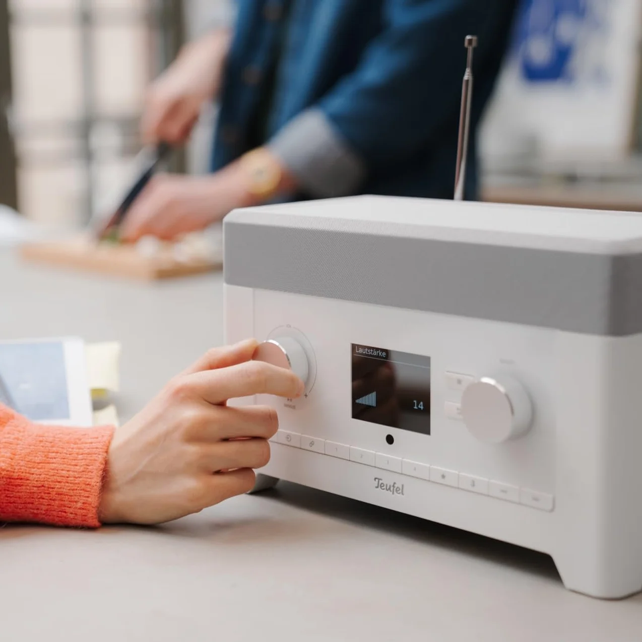 Teufel Radio 3Sixty Enceinte Radio Internet, WiFi et Bluetooth, FM/Dab+, Son à 360 degrés avec subwoofer intégré (Blanc)