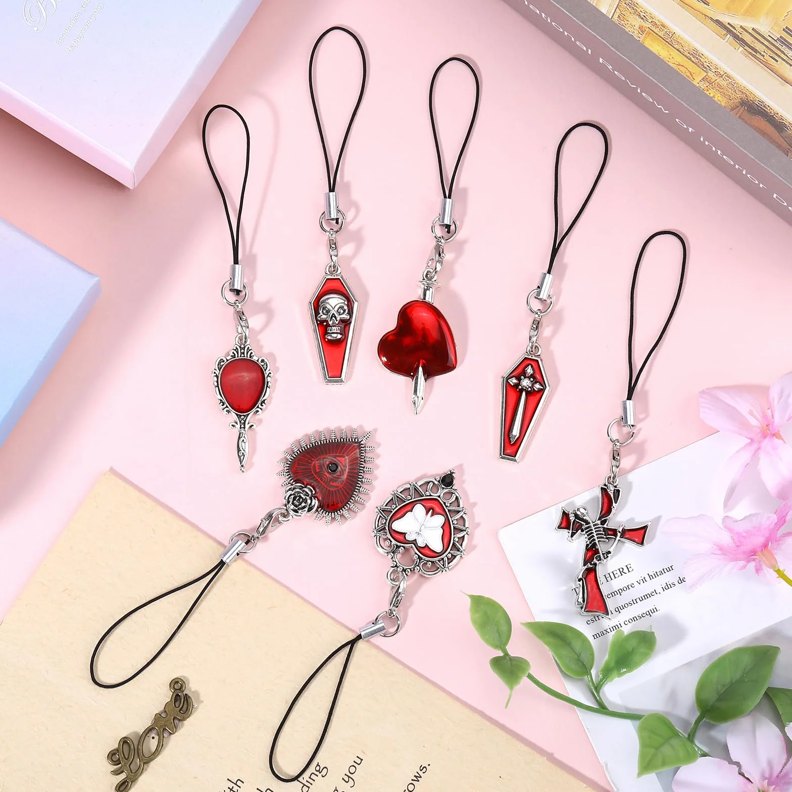 BEEFLYING 7Pcs Mignons Charms pour Téléphone Portable, Sangles de Charme de Cœur Gothique Kawaii pour Halloween,Pendentifs Esthétiques Y2K pour Téléphone Sac Porte-Clés Appareil Photo et Portefeuille
