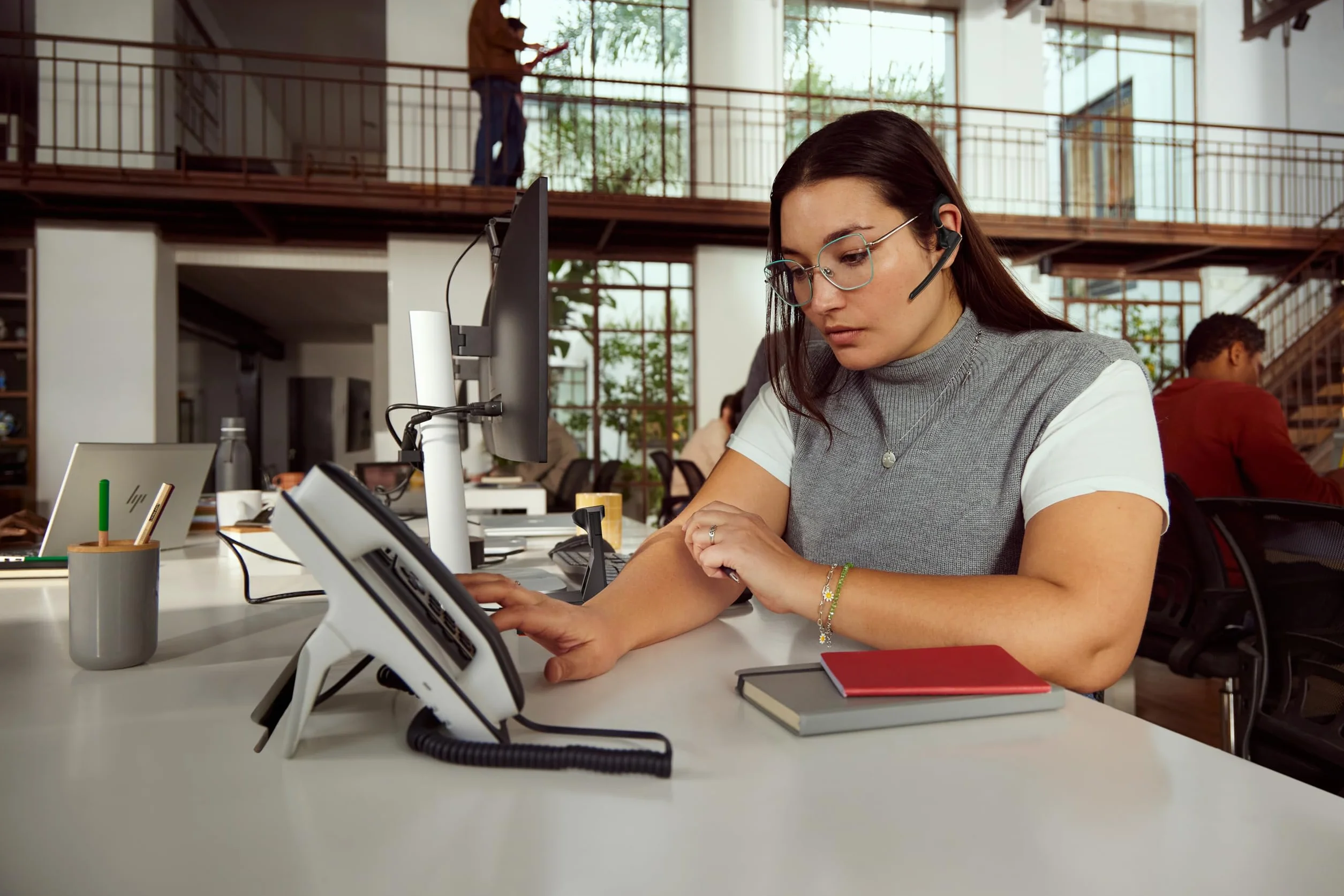Poly Voyager Legend 50 Casque Customer Special 1 - Casque Bluetooth Simple avec Micro antibruit - Design Ergonomique - Commandes vocales - Léger - Connexion au Mobile/Tablette Via Bluetooth - Noir