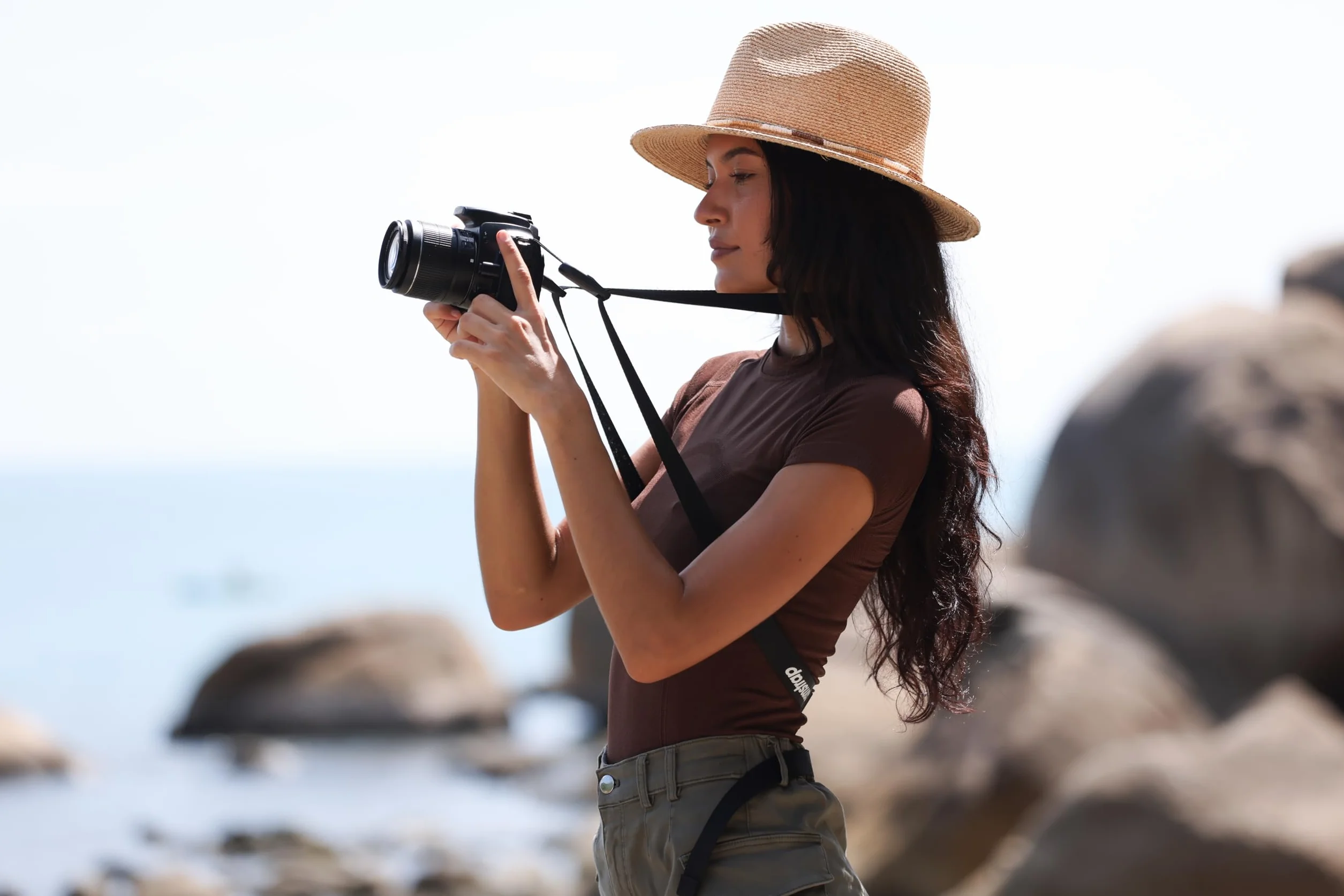 Camstrap - Sangle Appareil Photo et Jumelles Mains-Libres Ultra-Légère et Ajustable, Système d'attaches rapides avec connecteurs, Protection Optimale du Cou et du Dos, Universellement Adaptable