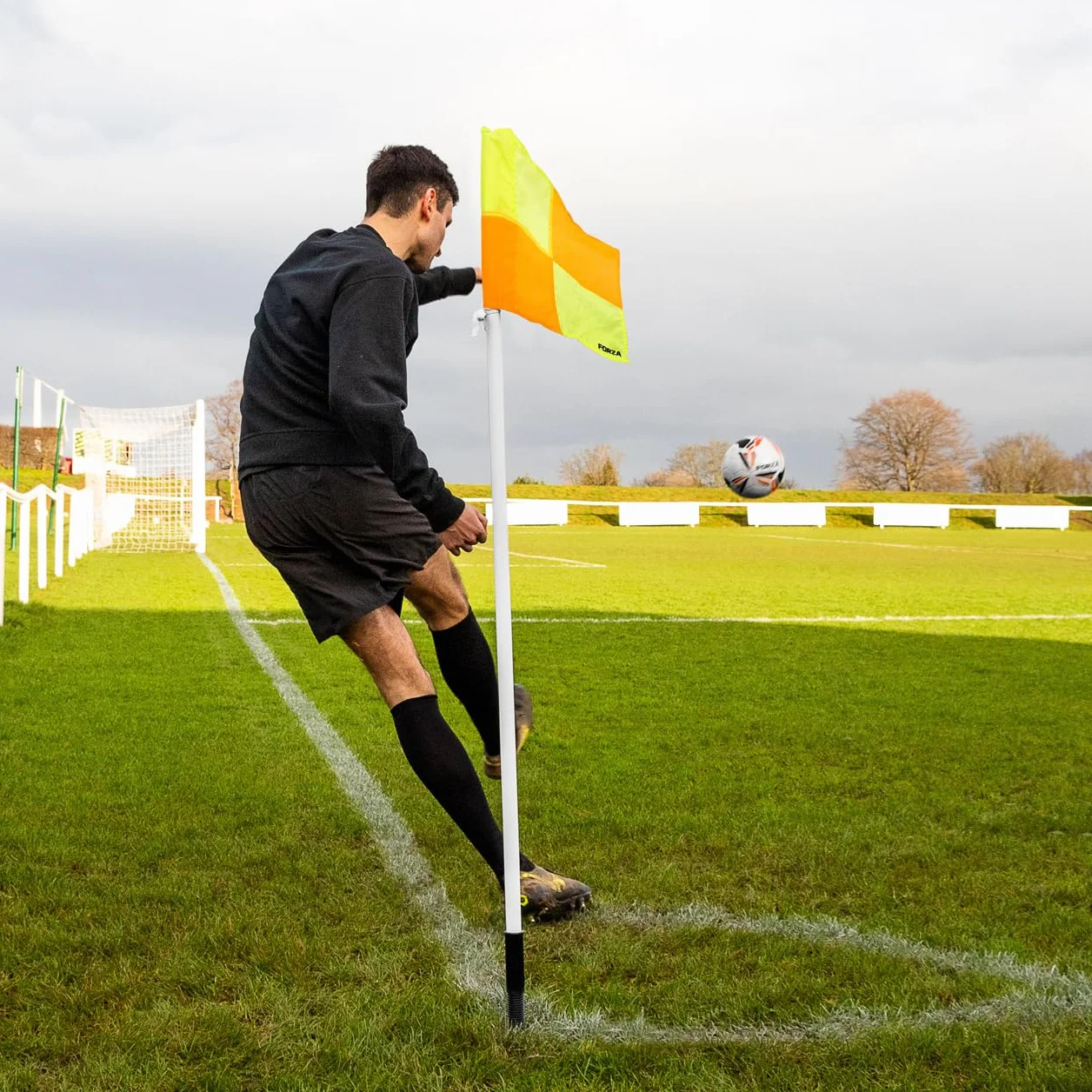 FORZA Poteaux de Corner avec Drapeaux pour Terrains de Football – Base en Option pour Gazon Synthétique