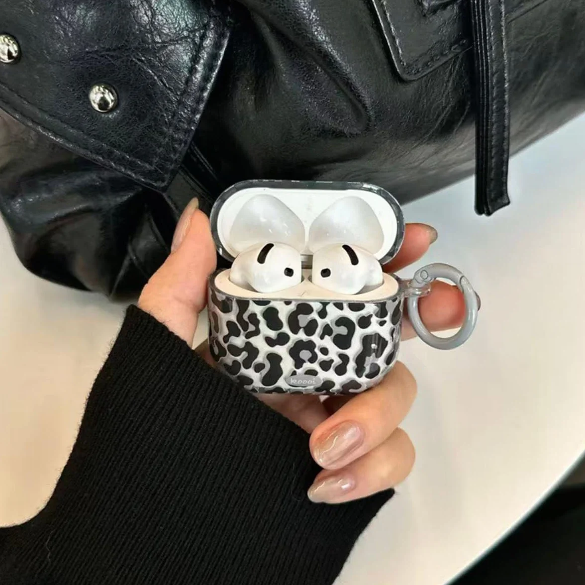 Coque AirPods 4 TPU Transparent Motif Léopard avec Kit de Nettoyage et Porte-Clés, Noir Léopard