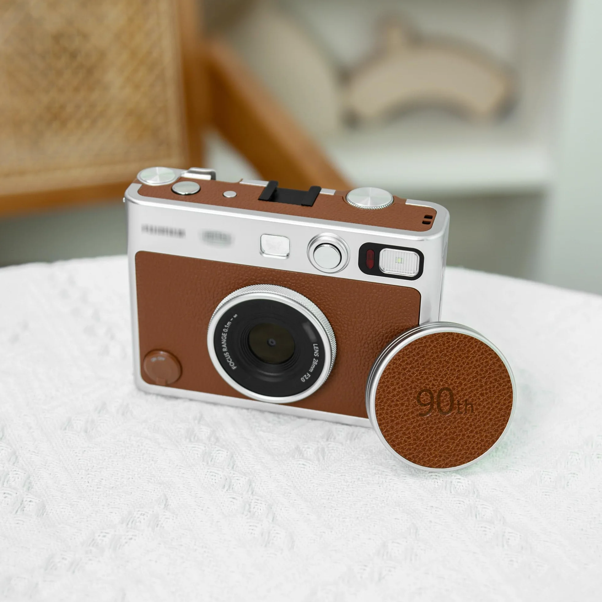 JJC Bouchon D'objectif en Métal pour Appareil Photo Fuji Instax Mini Evo, Accessoires Mini Evo en Aluminium avec Surface en Cuir et Intérieur en EVA Souple, Marron