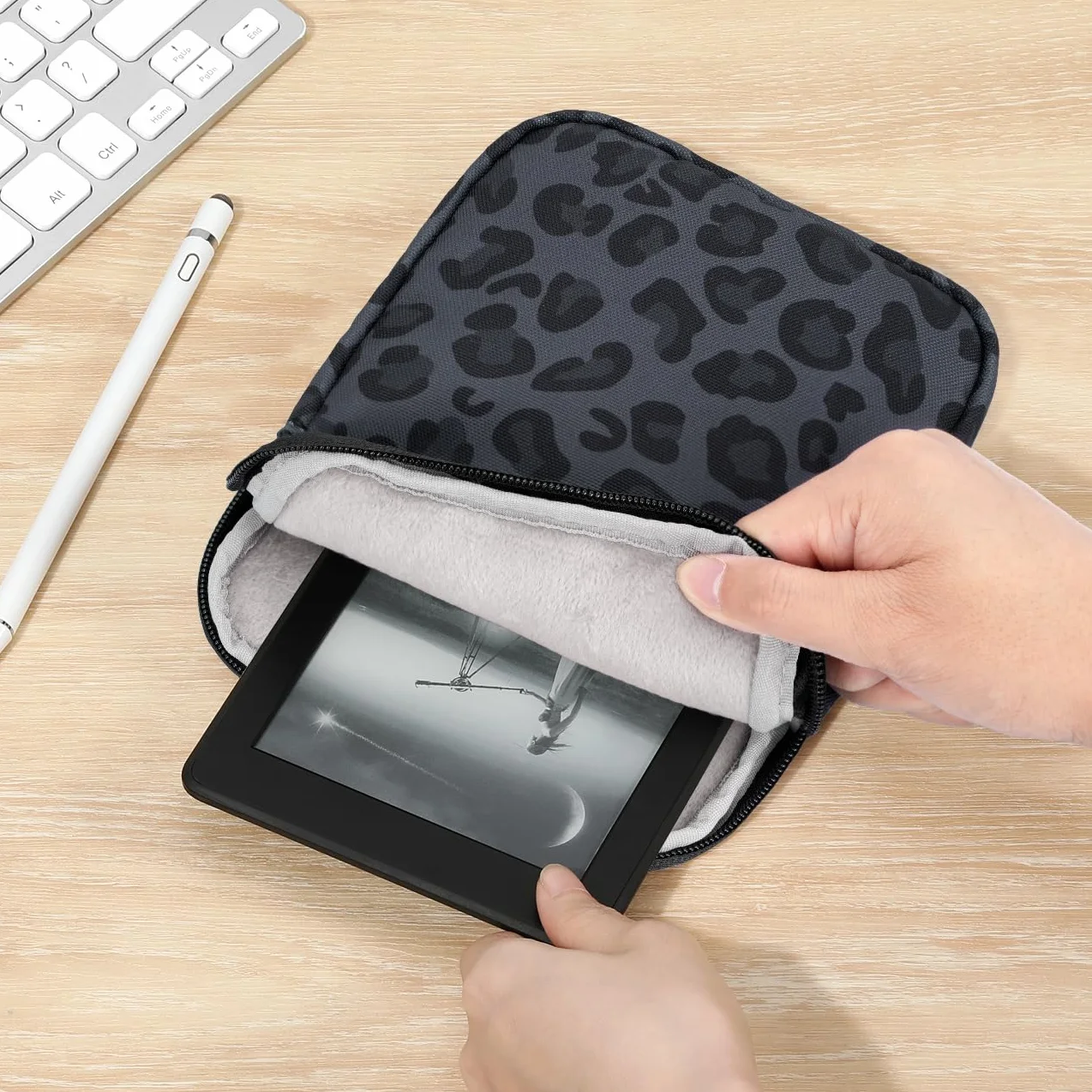 Dadanism 6-7 Pouces Housse Protectrice Pochette Nylon pour 7" Kindle Paperwhite et Kindle Colorsoft Signature Edition, 6" K-indle 11e Gén, Sac de Transport pour K-indle Oasis E-Reader, Noir Léopard