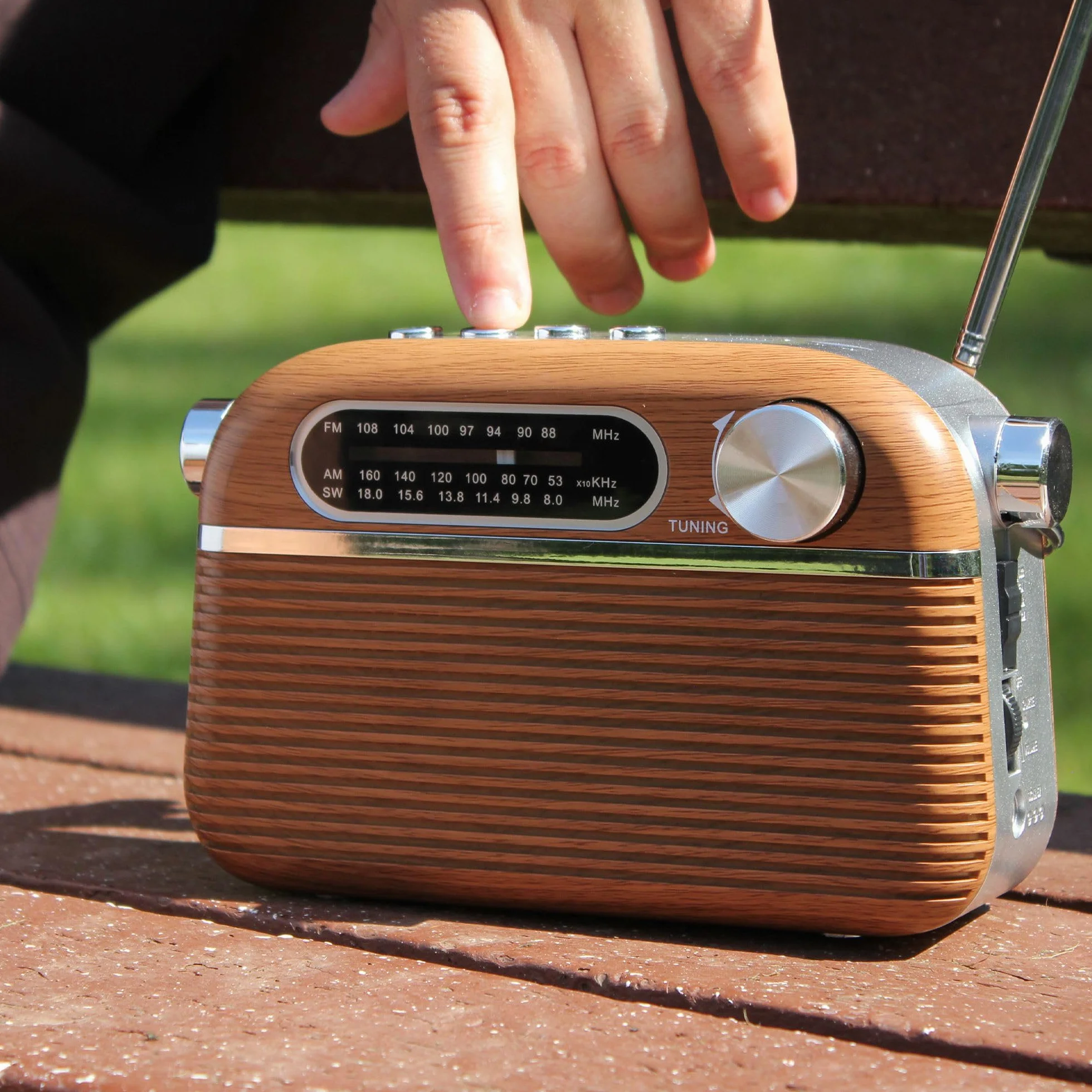 FISHTEC Radio Vintage Années 60 FM AM SW Lecteur MP3 USB Micro SD Design Bois INOX Antenne Rétractable Secteur Piles LR20 20.5x12.5x8 cm Compacte Portable