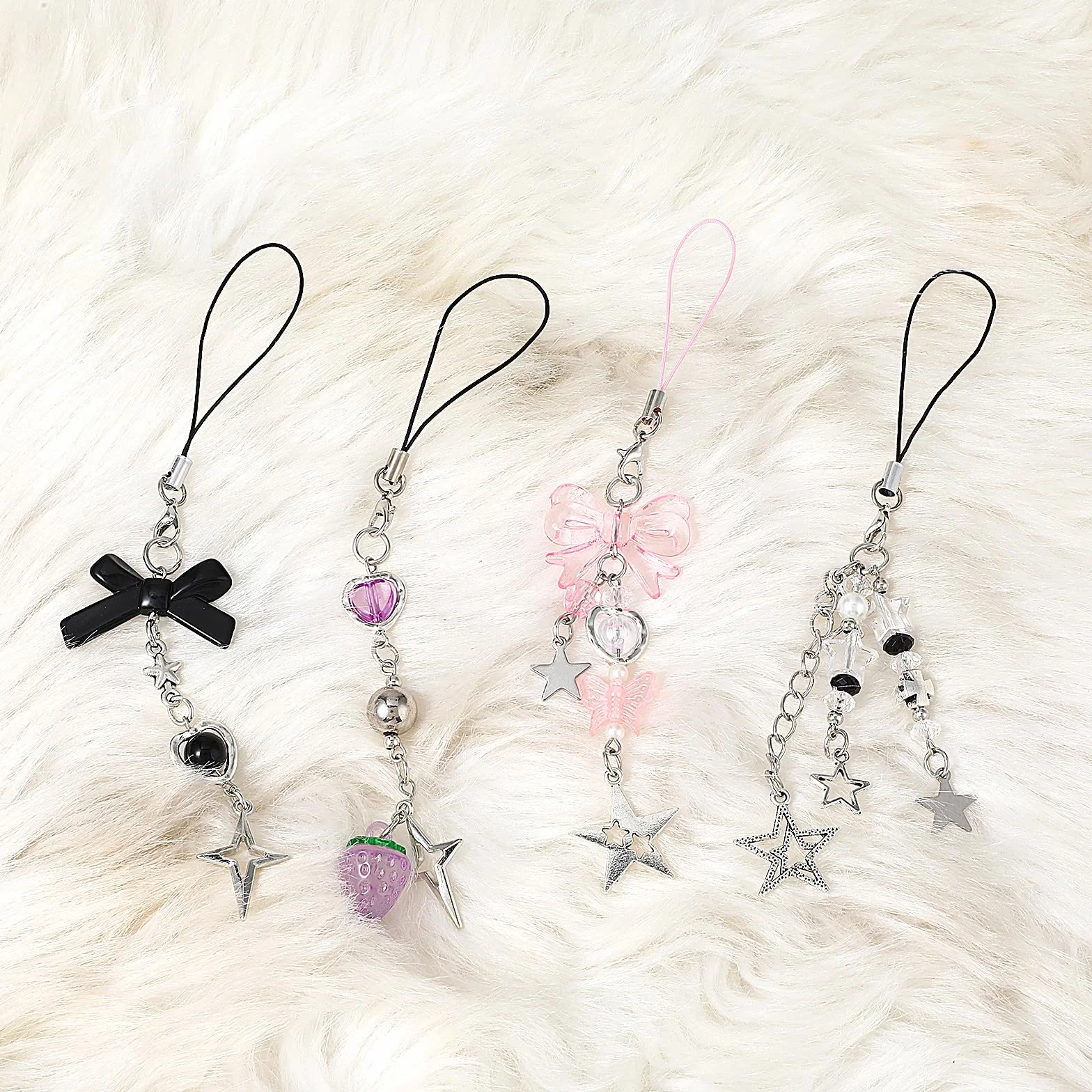 Amaxiu Lot de 4 breloques mignonnes - Motif fraise, papillon, étoile - Accessoire pour coque de téléphone portable - Porte-clés, décoration appareil photo