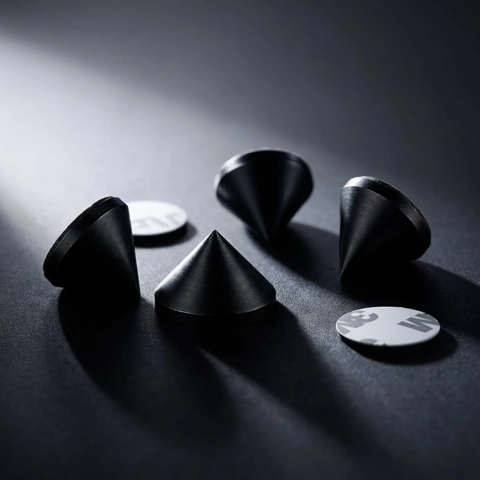 PrecisionGeek - Pointes pour Enceintes Forme Conique, diamètre 20 mm, Acier Noir, oxydé, Coussinets Autocollants Double Face Inclus - 4 pièces