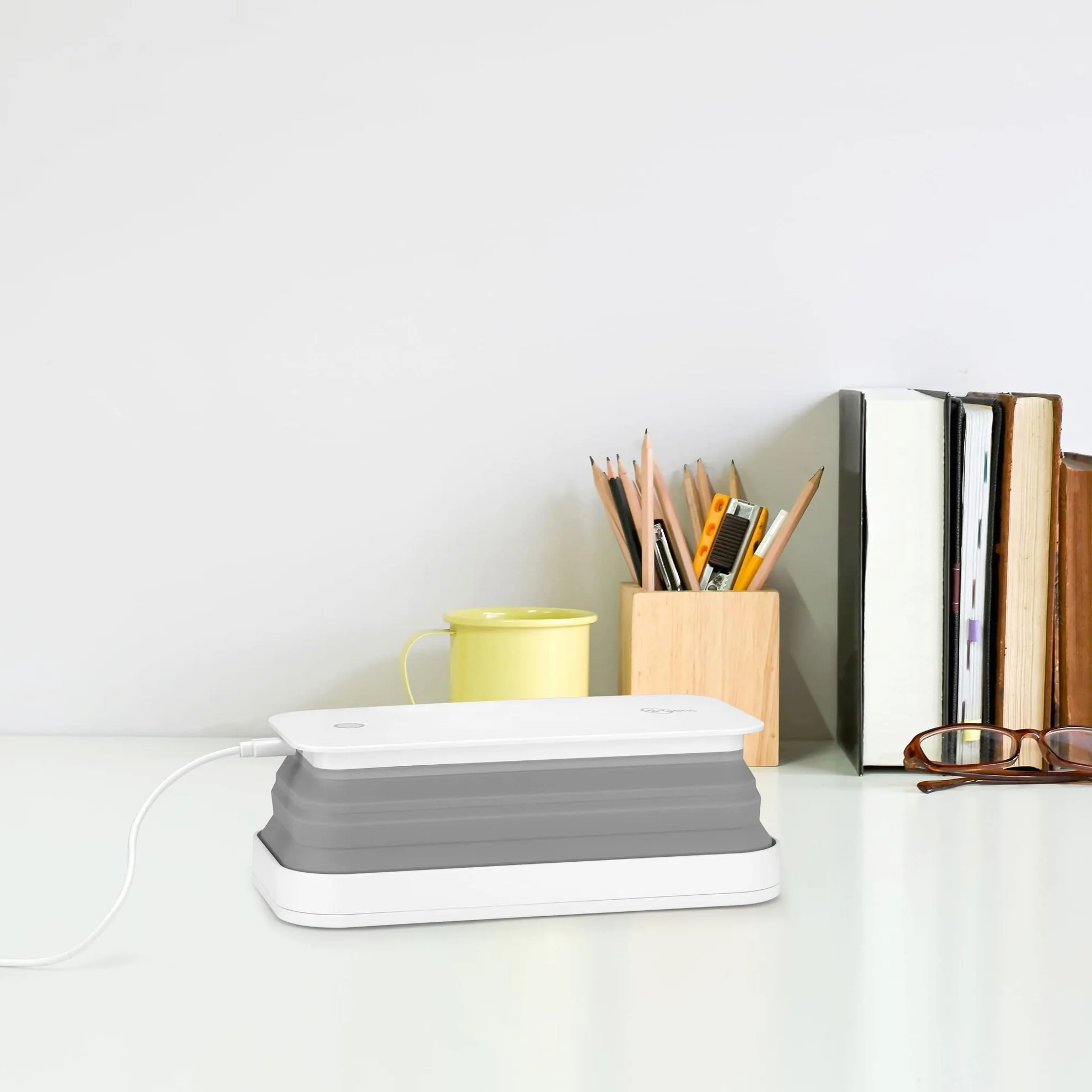 Cellularline | UVCSTERILIZERW | Hi-Gens, stérilisateur à lumière LED pour la stérilisation du Smartphone, avec émission de lumière Ultra-traviolette (UV-C), stérilisant 99,9% des bactéries.