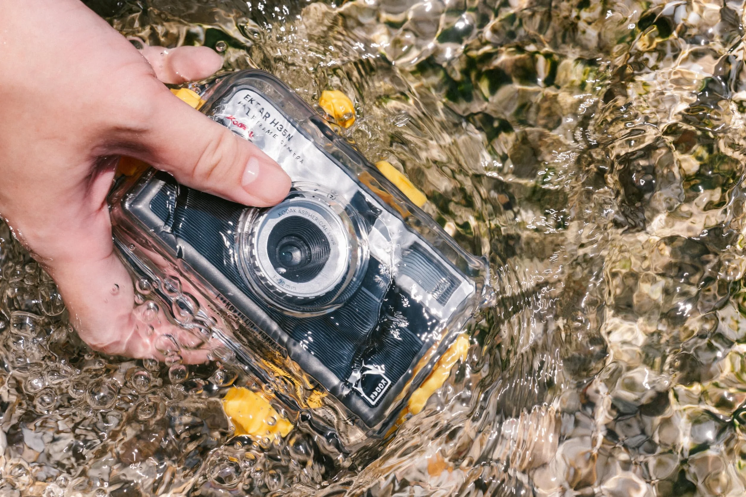 KODAK EKTAR H35N Kit Premium Appareil Photo Demi-Cadre, 35 mm, réutilisable, sans Mise au Point, Fonction Ampoule, Filtre étoile intégré, Objectif amélioré (Film et Pile AAA Non Inclus) (Noir rayé)