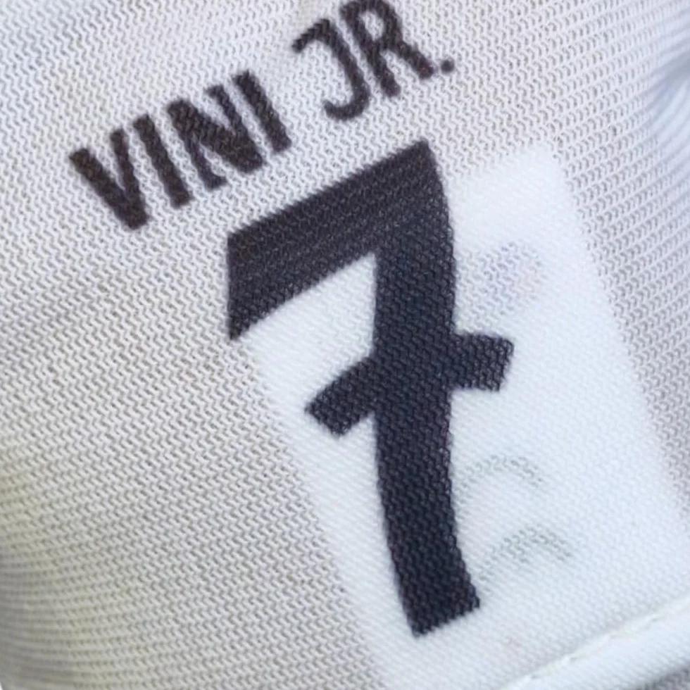 Real Madrid Peluche officielle Vini Jr. Uniforme 2024/25 fan collection
