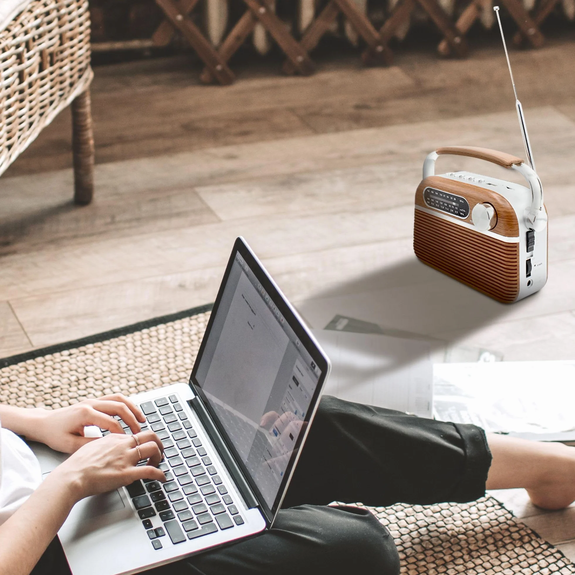 FISHTEC Radio Vintage Années 60 FM AM SW Lecteur MP3 USB Micro SD Design Bois INOX Antenne Rétractable Secteur Piles LR20 20.5x12.5x8 cm Compacte Portable